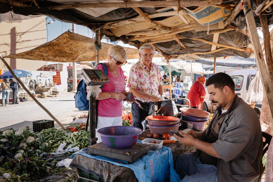 « On profite du prix des agrumes, c’est un vrai bonheur », s’enthousiasme Babette qui, avec Michel, fait ses courses au marché local. LP/Arnaud Dumontier