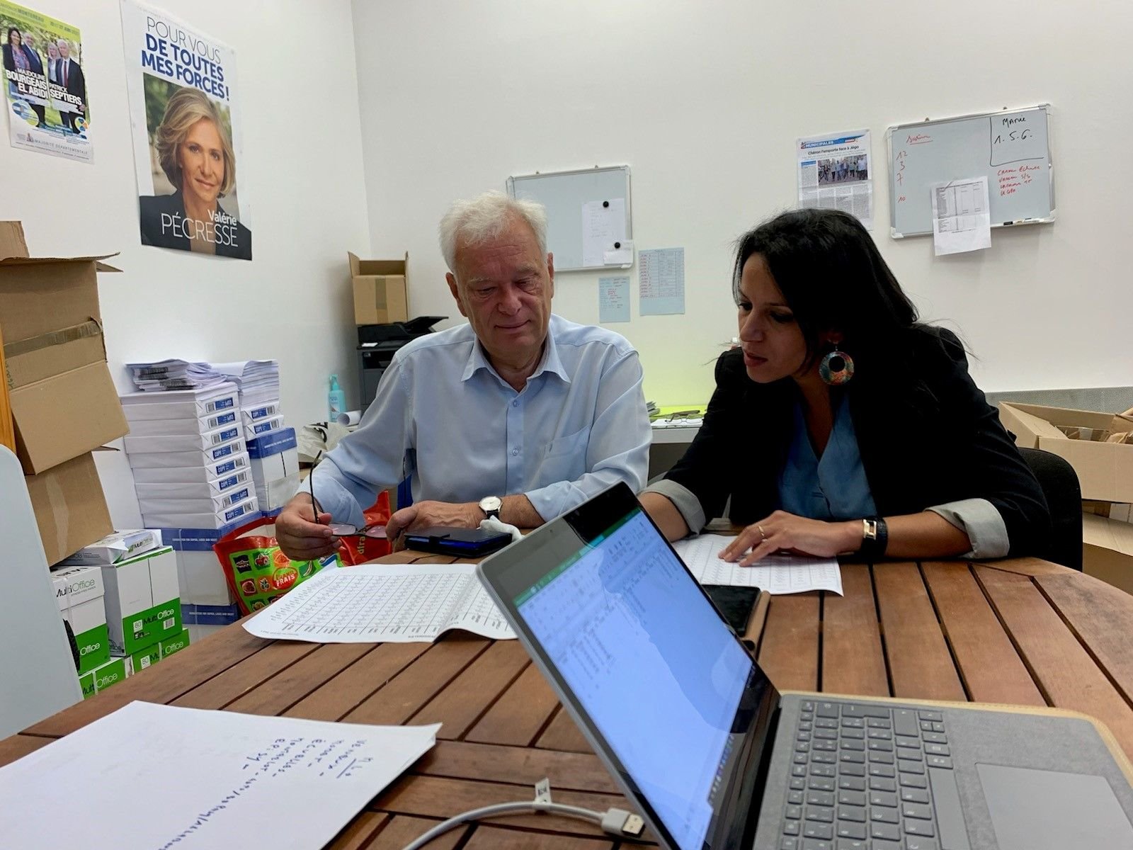 Montereau, ce dimanche. Patrick Septiers et Majdoline El Abidi, candidats dans le canton de Montereau analysent les premiers résultats dans leur QG de campagne. DR