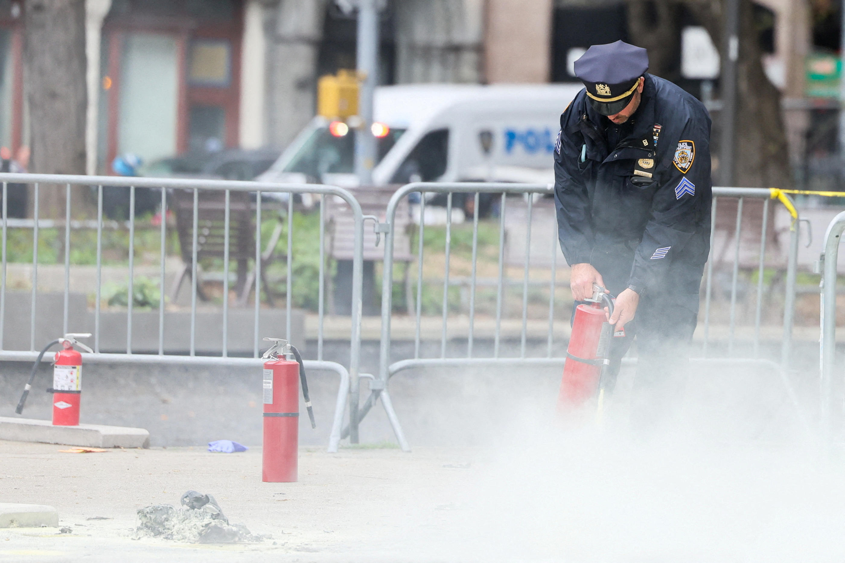 Un homme a tenté de s’immoler par le feu vendredi devant le tribunal de New York où est jugé l’ex-président Donald Trump. Reuters/Brendan McDermid