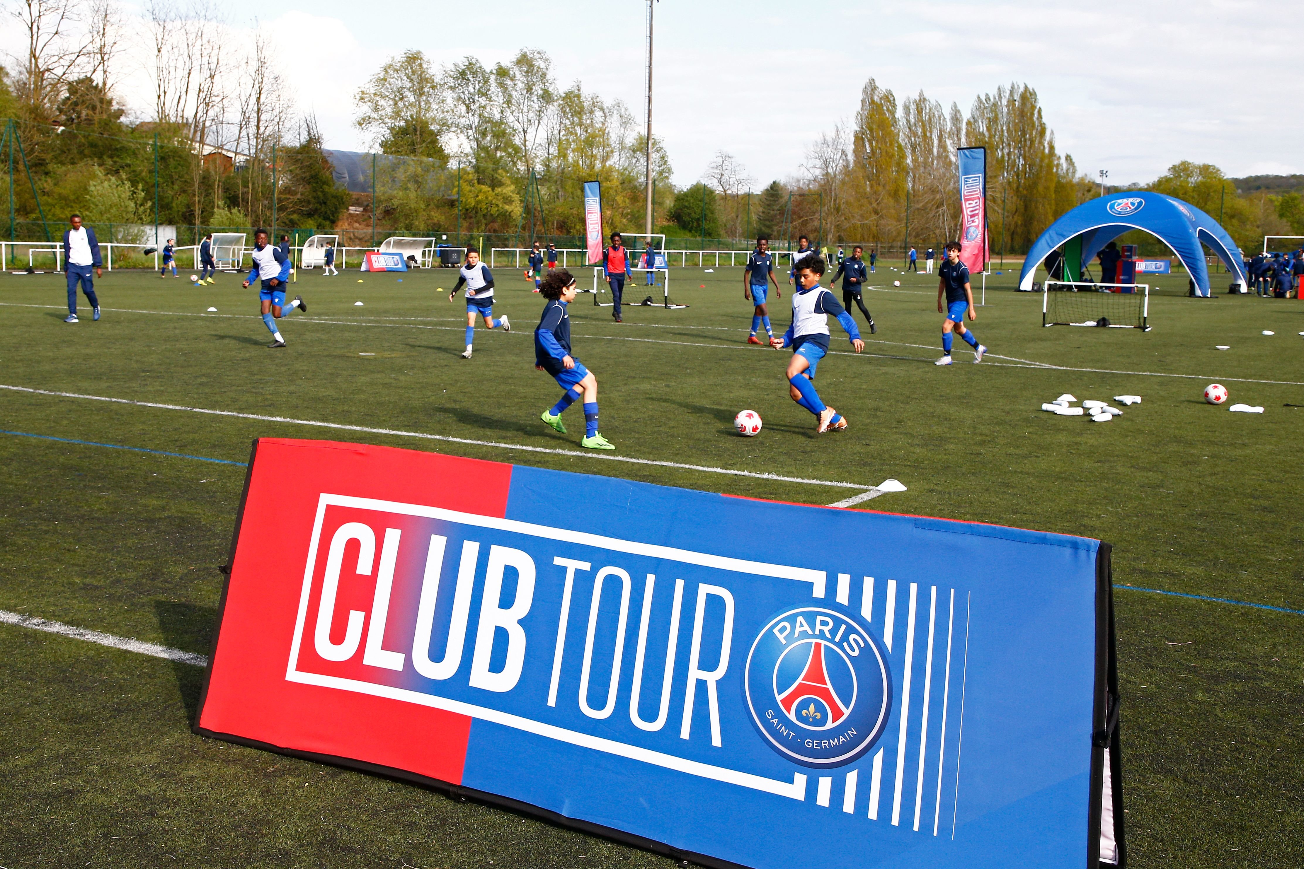 Le CS Meaux a donné le coup d'envoi de la tournée Club Tour du PSG en  Île-de-France - Le Parisien
