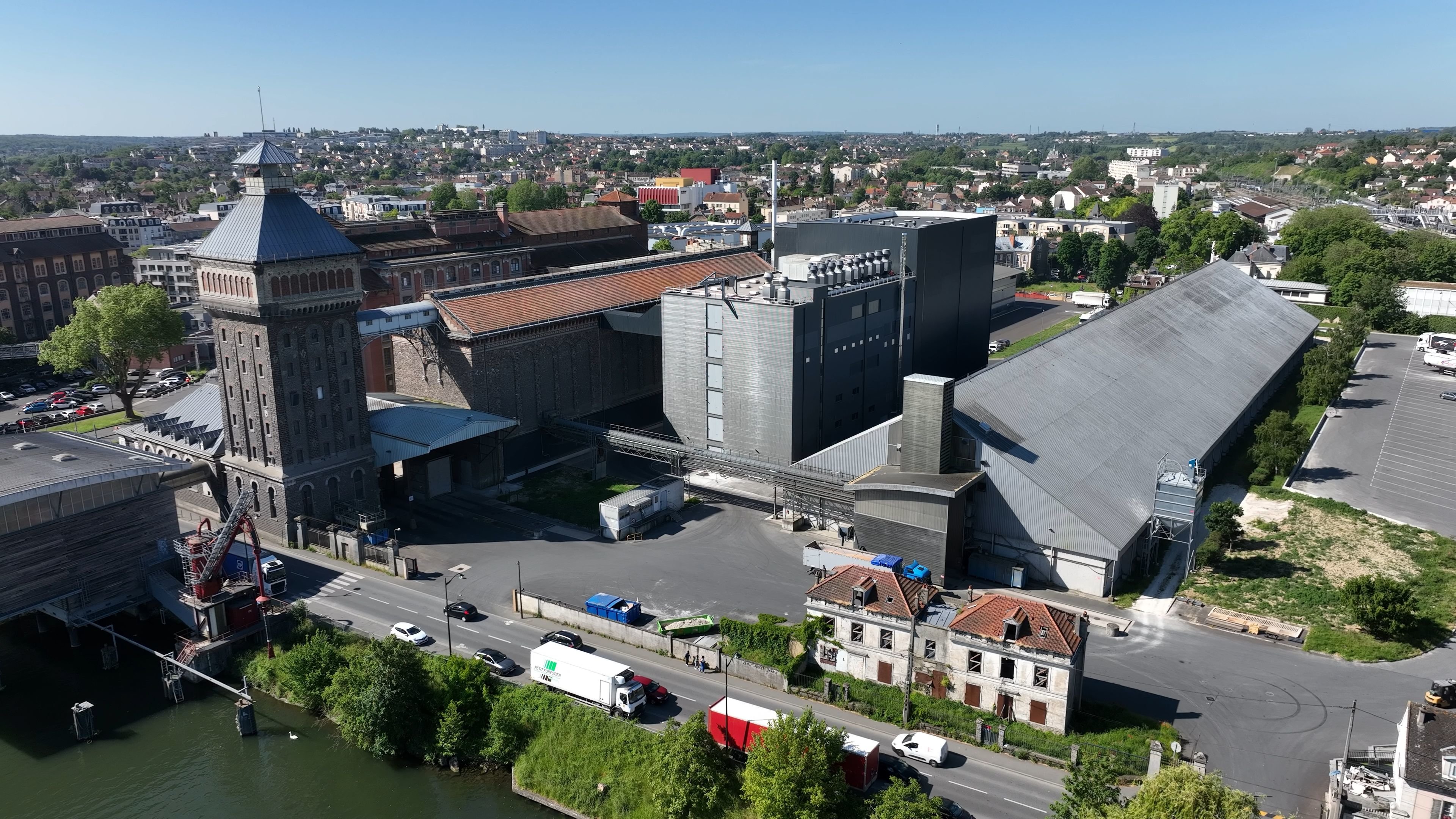 Inauguré en juin à Corbeil-Essonnes, le nouveau moulin du groupe Soufflet est automatisé et connecté. DR