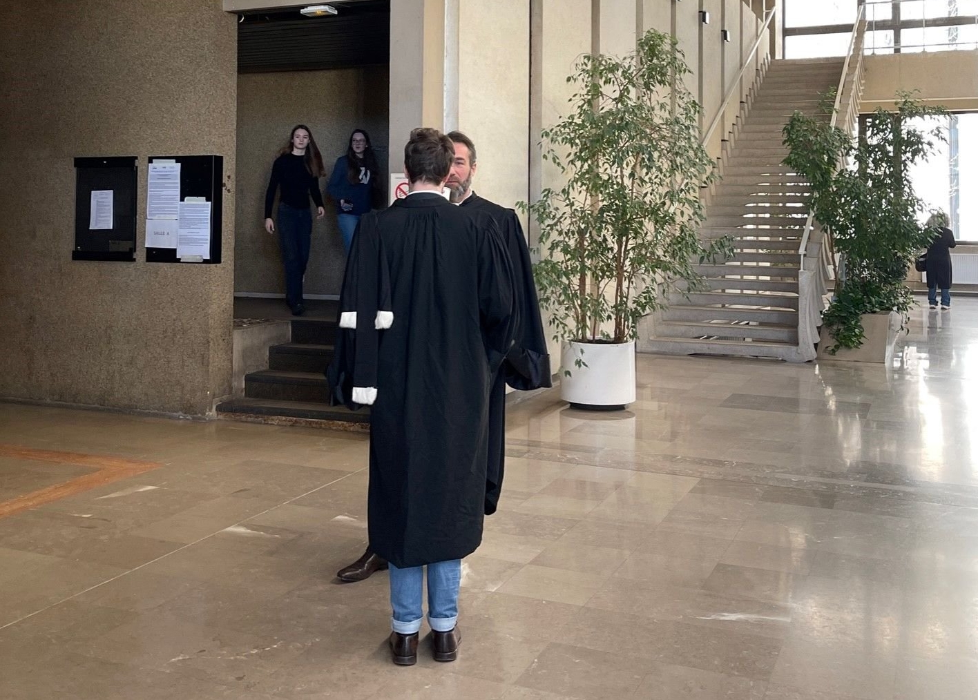 Créteil (Val-de-Marne), ce mercredi matin. Me Matthias Guillou et David Apelbaum (de dos), deux des avocats des prévenus jugés dans l'affaire de l'Institut Aubert, infiltré par la scientologie, devant la salle d'audience du tribunal. LP/Alissa Uhlmann