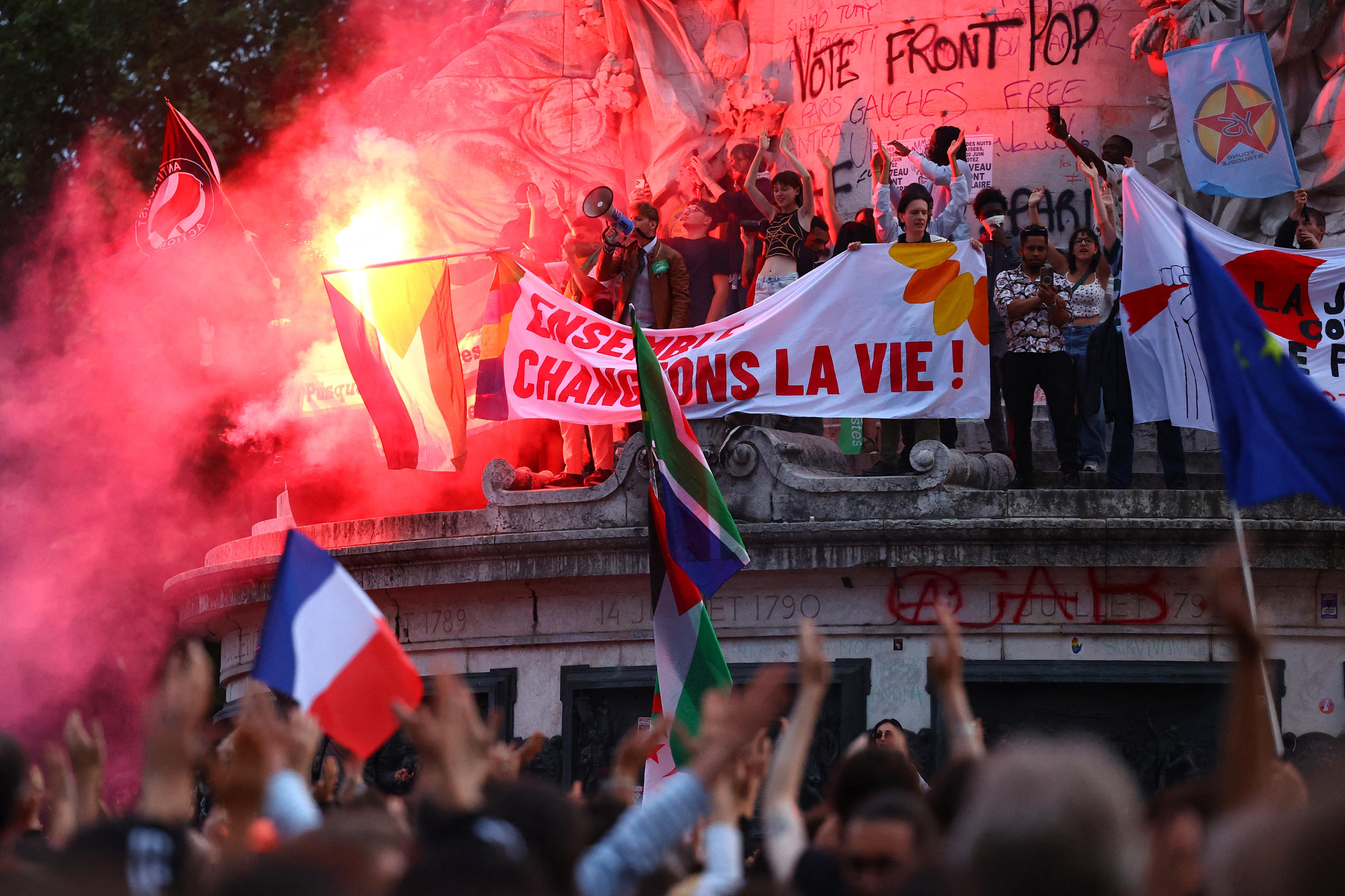 Des milliers de personnes se sont rassemblées place de la République à Paris, en réaction au score du RN au premier tour des législatives. REUTERS/Fabrizio Bensch