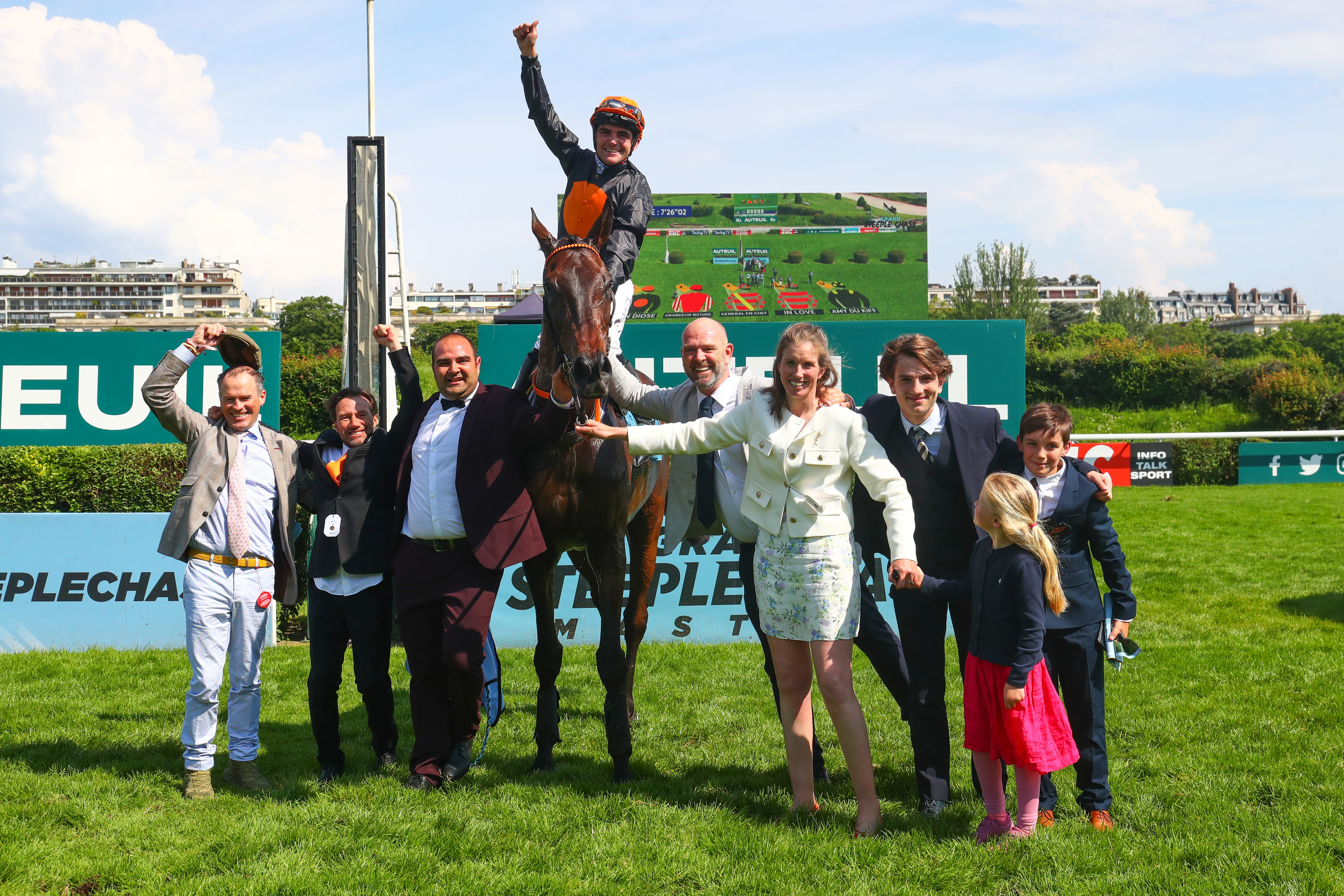 Hippodrome d’Auteuil (Paris XVIe), ce dimanche 19 mai. Les propriétaires de Gran Diose se régalent du sacre de leur monture au Grand Steeple-Chase de Paris. Scoopdyga/Elliott Chouraqui