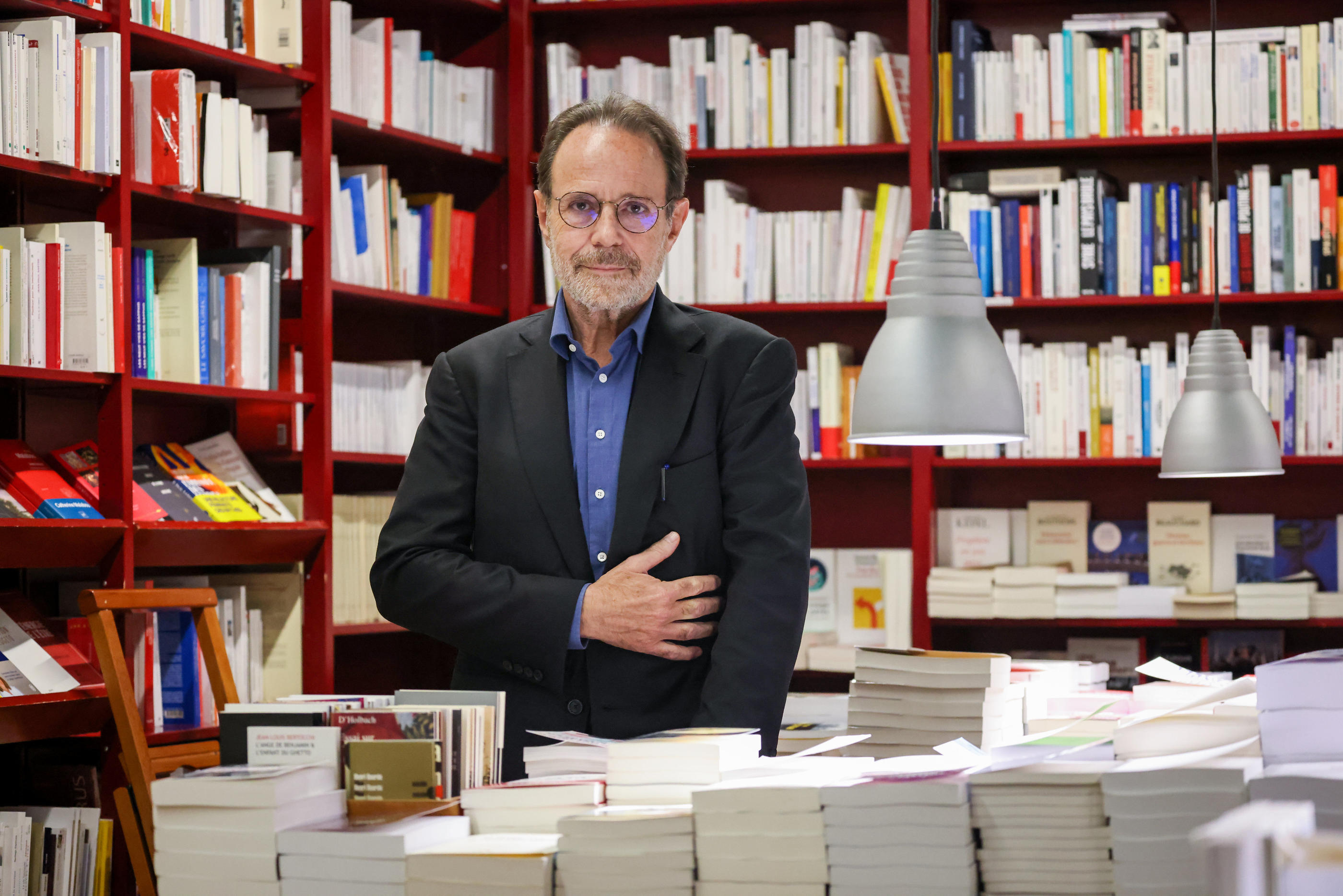 L'écrivain Marc Levy lors de la dédicace de son roman «La Symphonie des monstres» à la librairie l’Écume des Pages en octobre 2023 à Paris. LP/Fred Dugit