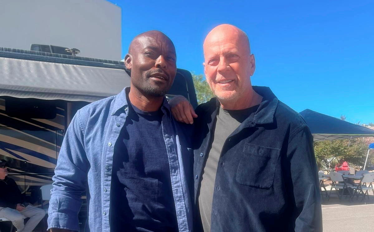 Malgré sa maladie, « la force (de) son regard et (le) petit sourire » de Bruce Willis avaient encore une fois saisi Jimmy Jean-Louis, sur le tournage de « Detective Knight : Rogue », en 2021. DR