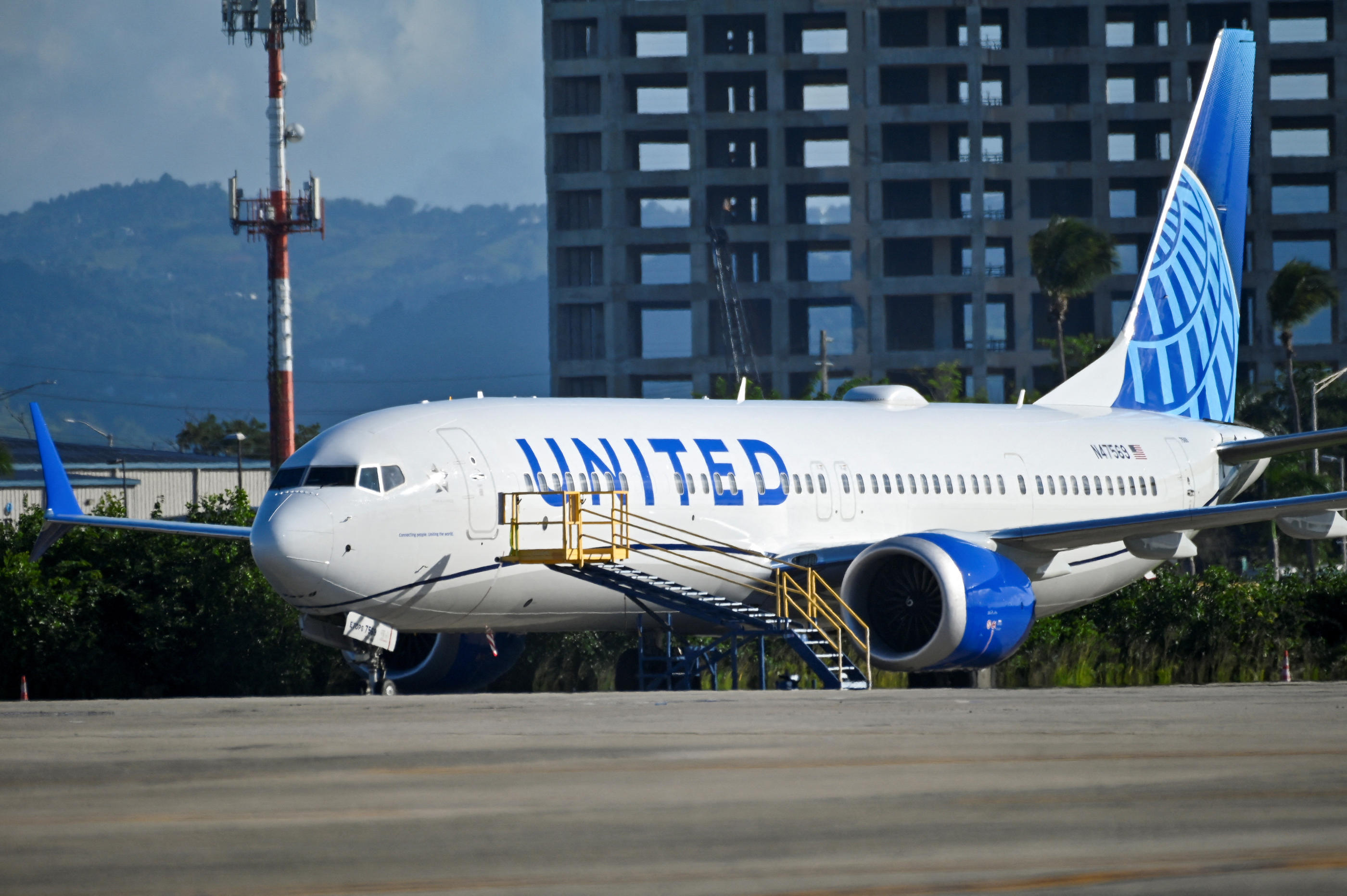 Un Boeing 737 MAX de la compagnie United Airlines immobilisé à l'aéroport international Luis Munoz Marin de San Juan à Puerto Rico, le 7 janvier, après l'incident survenu sur un appareil d'Alaska Airlines. REUTERS/Miguel J. Rodriguez Carrillo