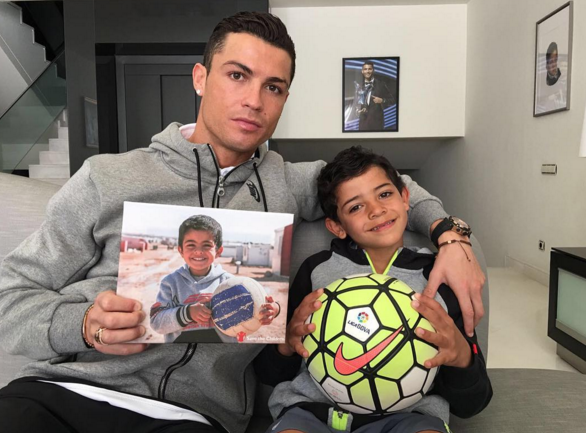 Cristiano Ronaldo prend la pose avec son fils pour les enfants syriens - Le  Parisien