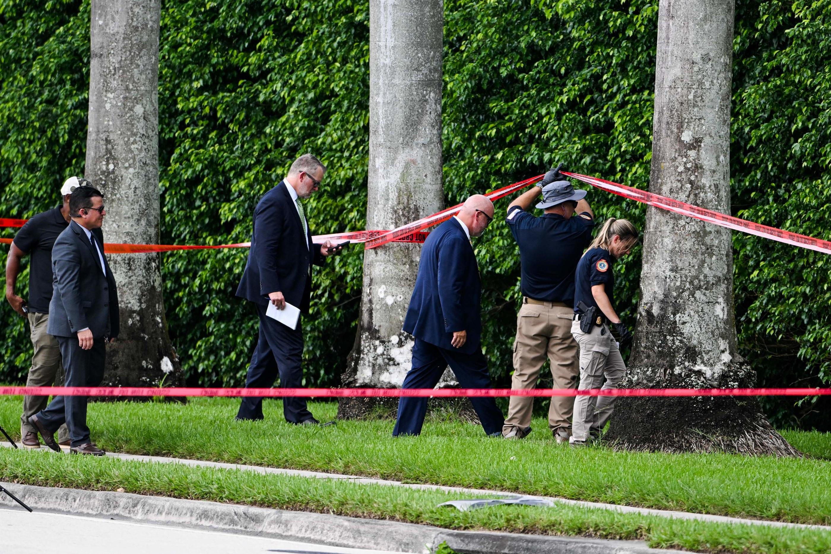 Les forces de l'ordre enquêtent à proximité de l'endroit où les affaires de l'homme suspecté d'avoir voulu assassiner Donald Trump dimanche ont été retrouvées, sur le parcours de golf de l'ancien président, à Palm Beach, en Floride.