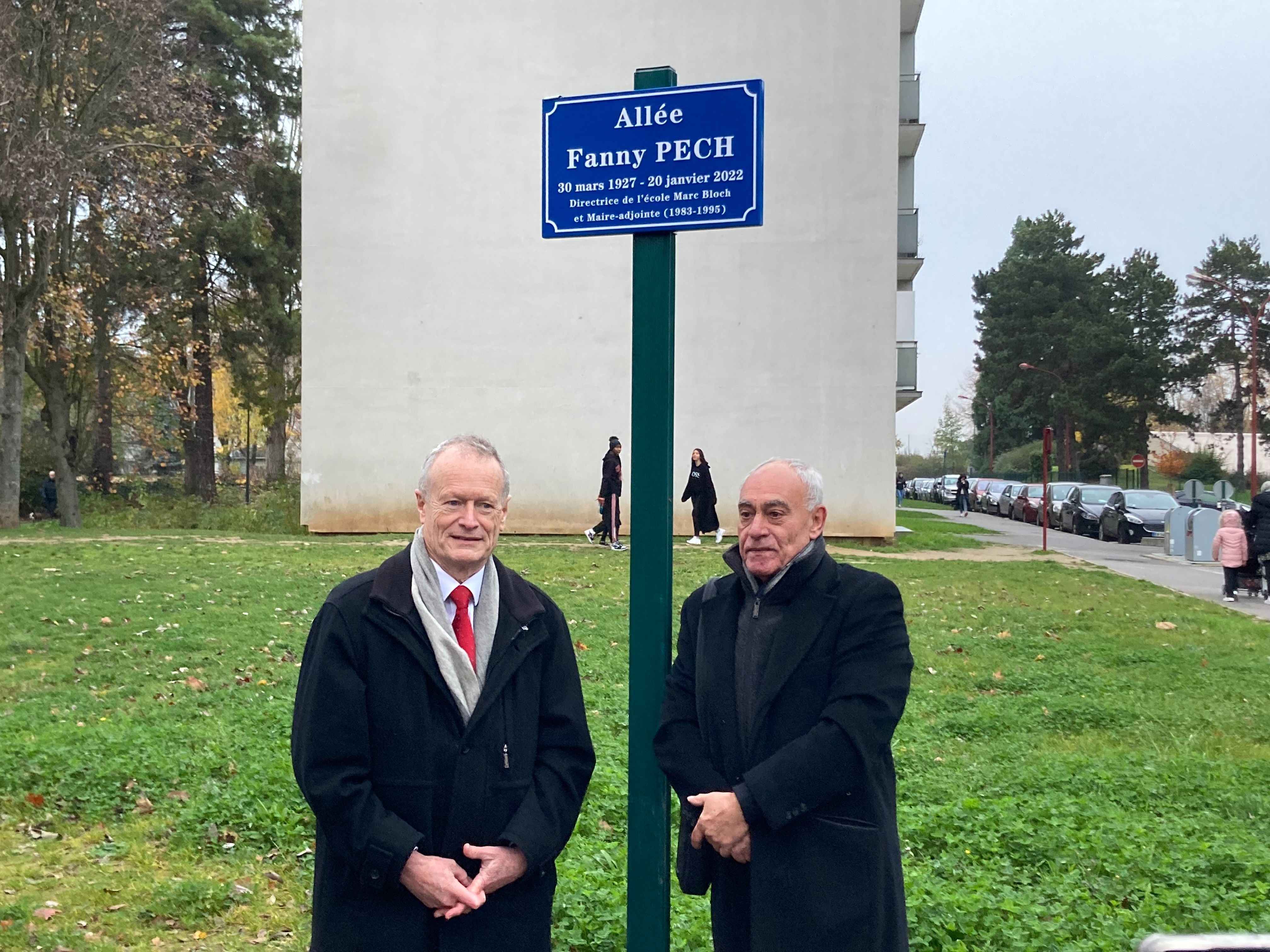 Gonesse (Val-d'Oise), mardi 29 novembre. Le maire Jean-Pierre Blazy (à gauche), à côté de Bernard, le fils Fanny Pech, ancienne directrice d’école, devant la plaque qui a été dévoilée. LP/Anne Collin