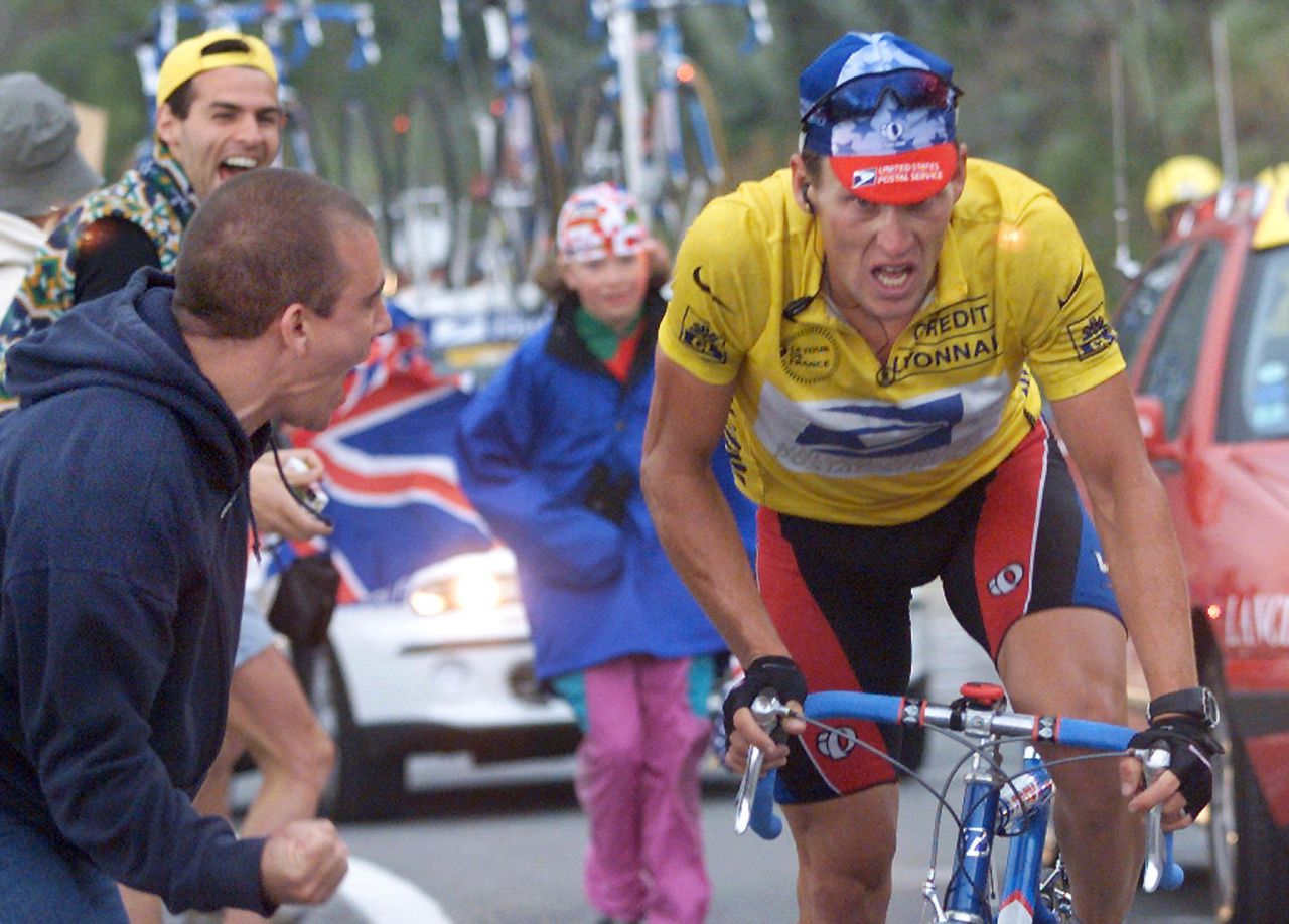 Lance Armstrong, avec son maillot jaune aux couleurs de l'équipe US Postal Service. Photo Patrick Kovarik/AFP