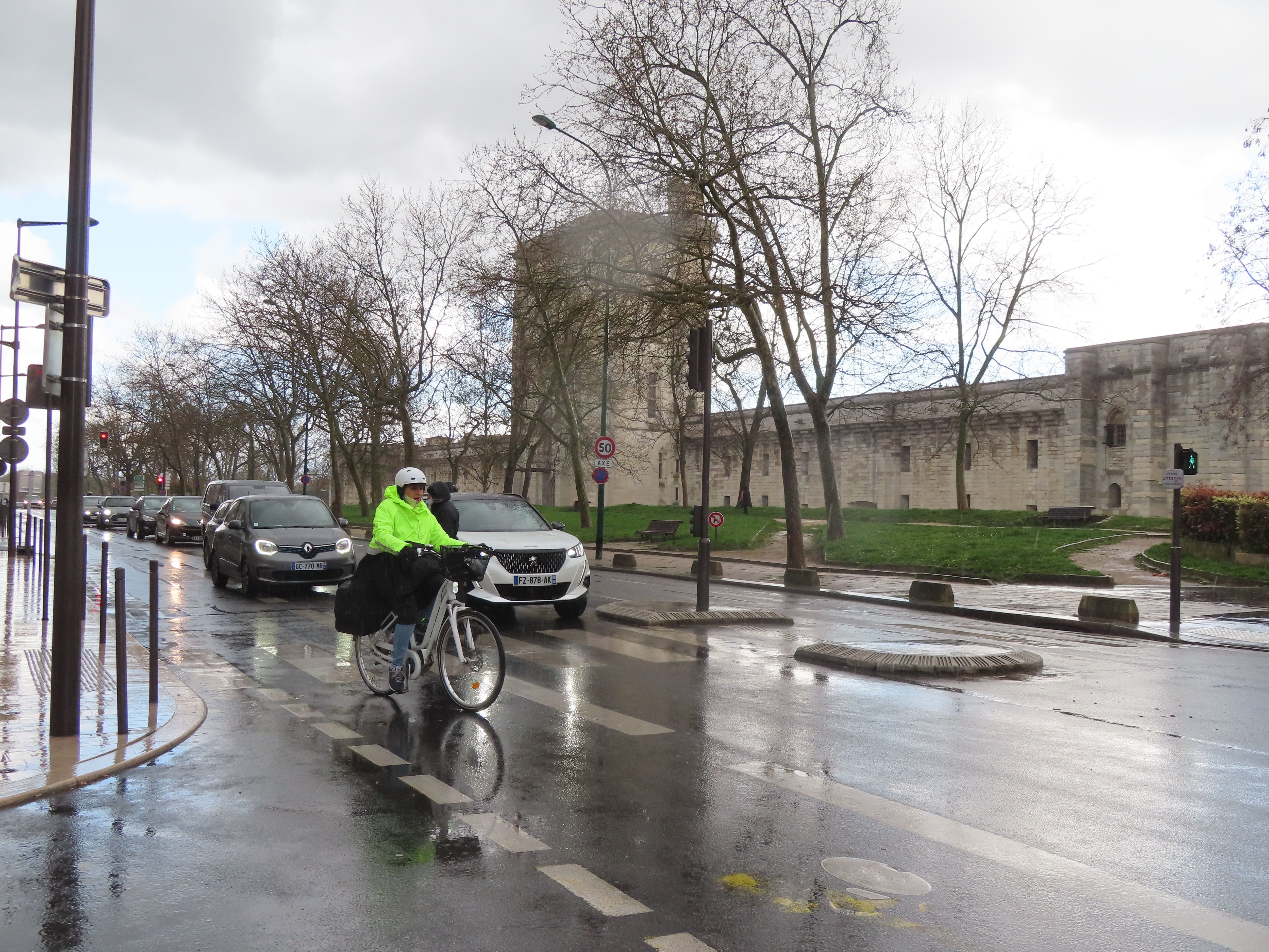 Vincennes (Val-de-Marne), vendredi 29 mars. Une piste cyclable protégée bidirectionnelle verra le jour en 2024 et remplacera la dangereuse coronapiste de l'avenue de Paris. LP/Sylvain Deleuze