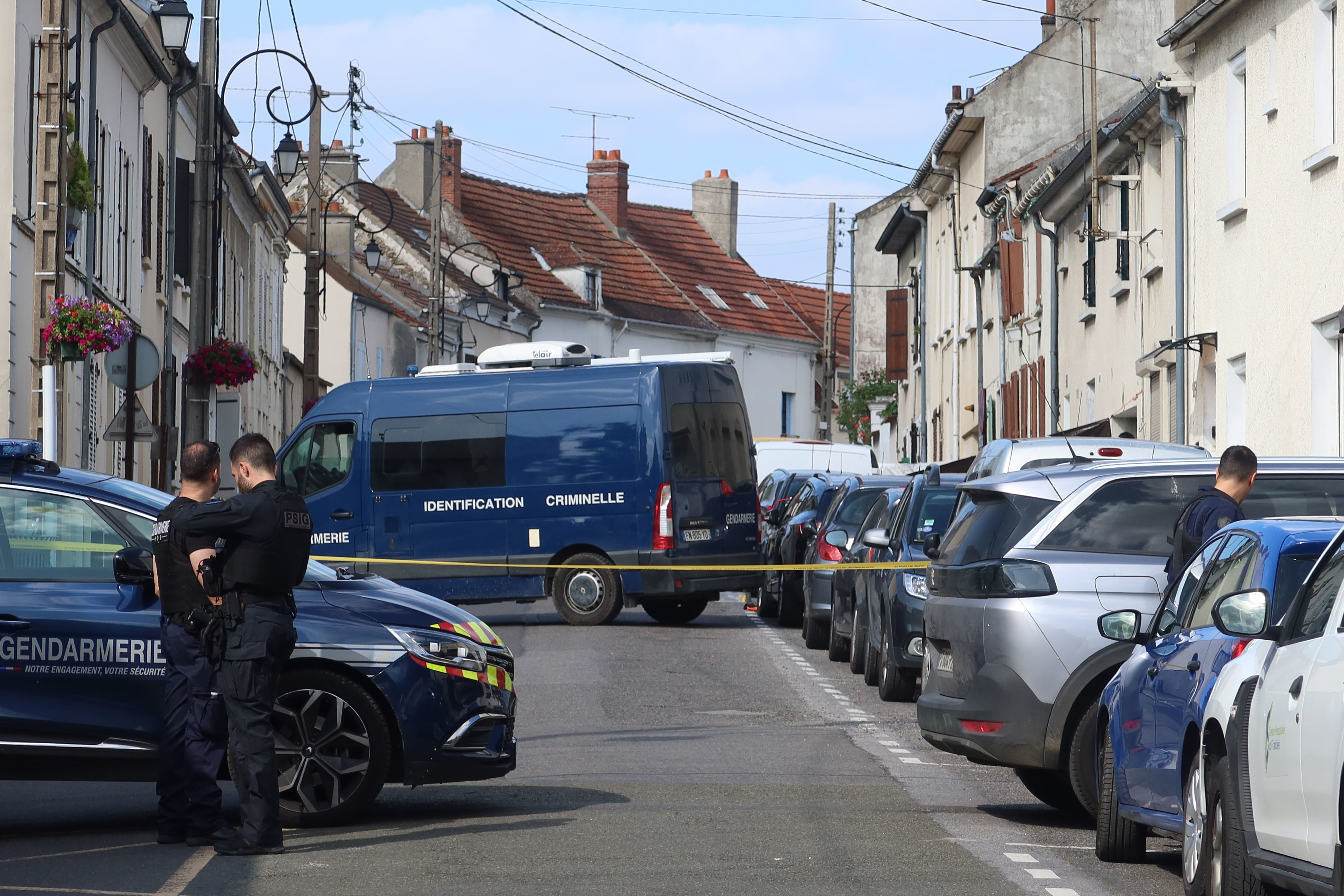 Tournan-en-Brie (Seine-et-Marne), ce dimanche. L’enquête sur le drame familial qui s'est déroulé dans une maison de ville située au 9 bis, rue du Maréchal-Foch a été confiée aux gendarmes de la brigade de recherches de Melun. LP/Sophie Bordier