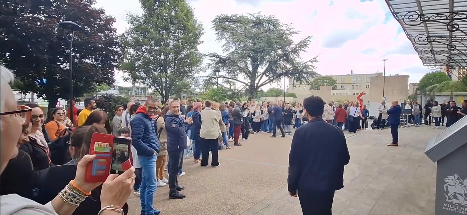 Villeneuve-Saint-Georges (Val-de-Marne), mardi 11 juin. Plusieurs centaines de parents d'élèves et d'enseignants réclament des moyens pour les écoles. DR