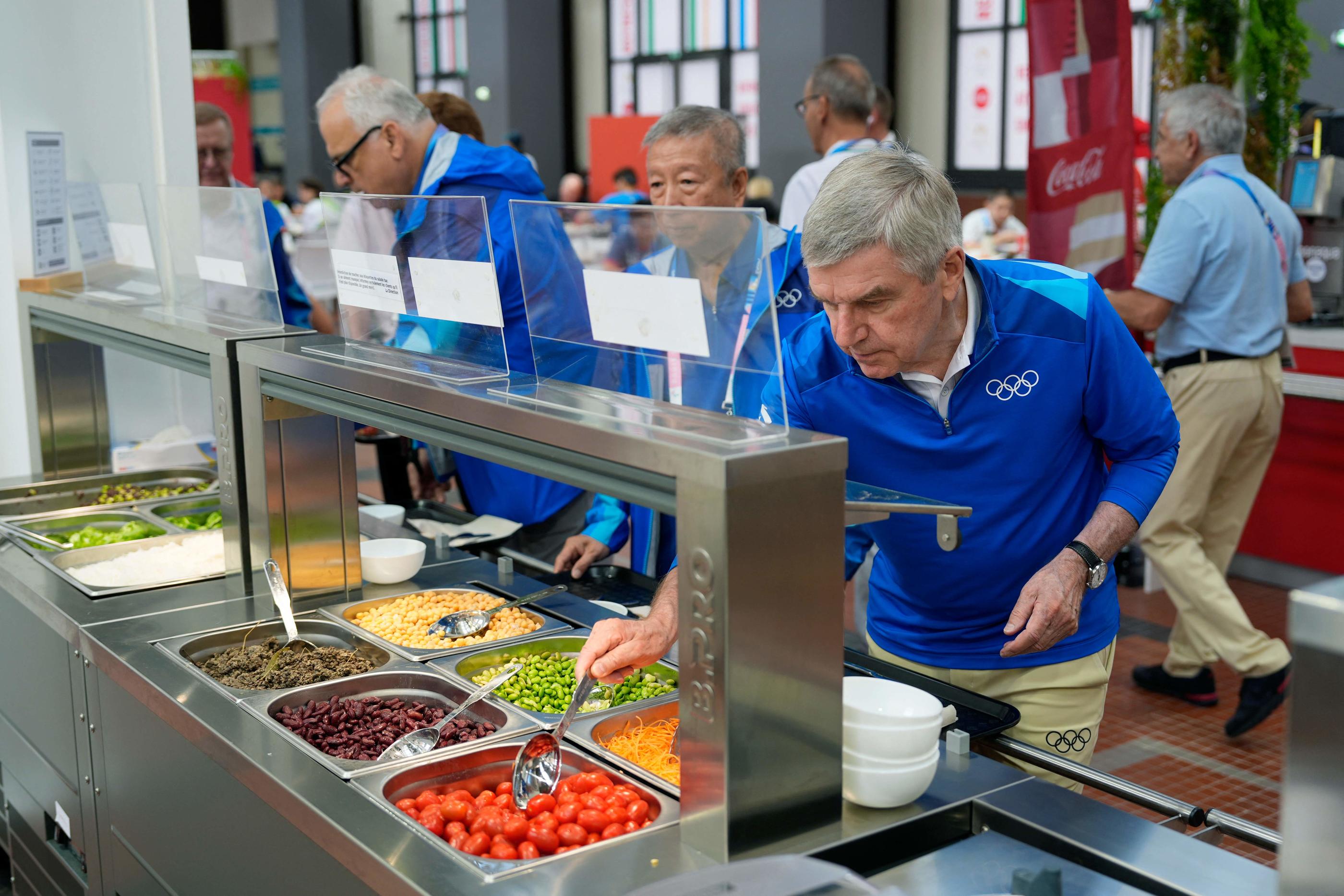 Thomas Bach, le président du CIO, n'a pas précisé s'il avait pris des œufs lors de son passage à la cantine du village olympique. Mais selon des athlètes, l'offre serait insuffisante. AFP/David Goldman