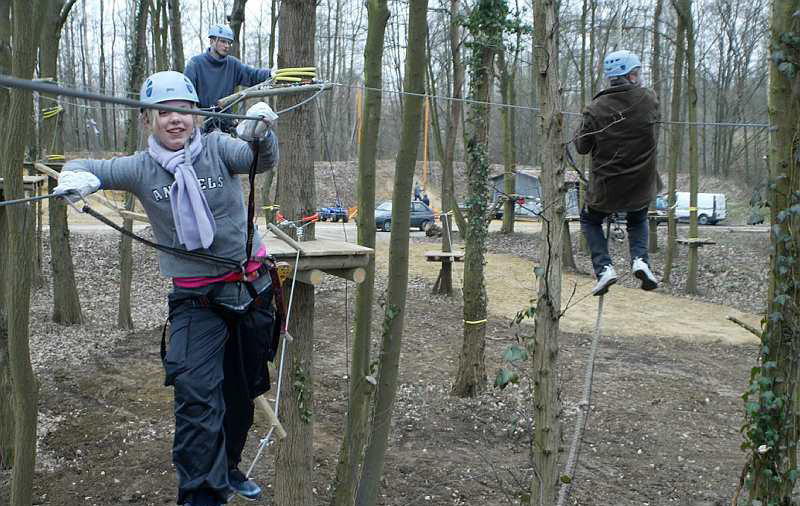 <b>Illustration.</b> Les visiteurs de plus de 16 ans, s’élanceront éclairés de lampe frontale sur le parcours aventure, dans les arbres de Carisiolas. 