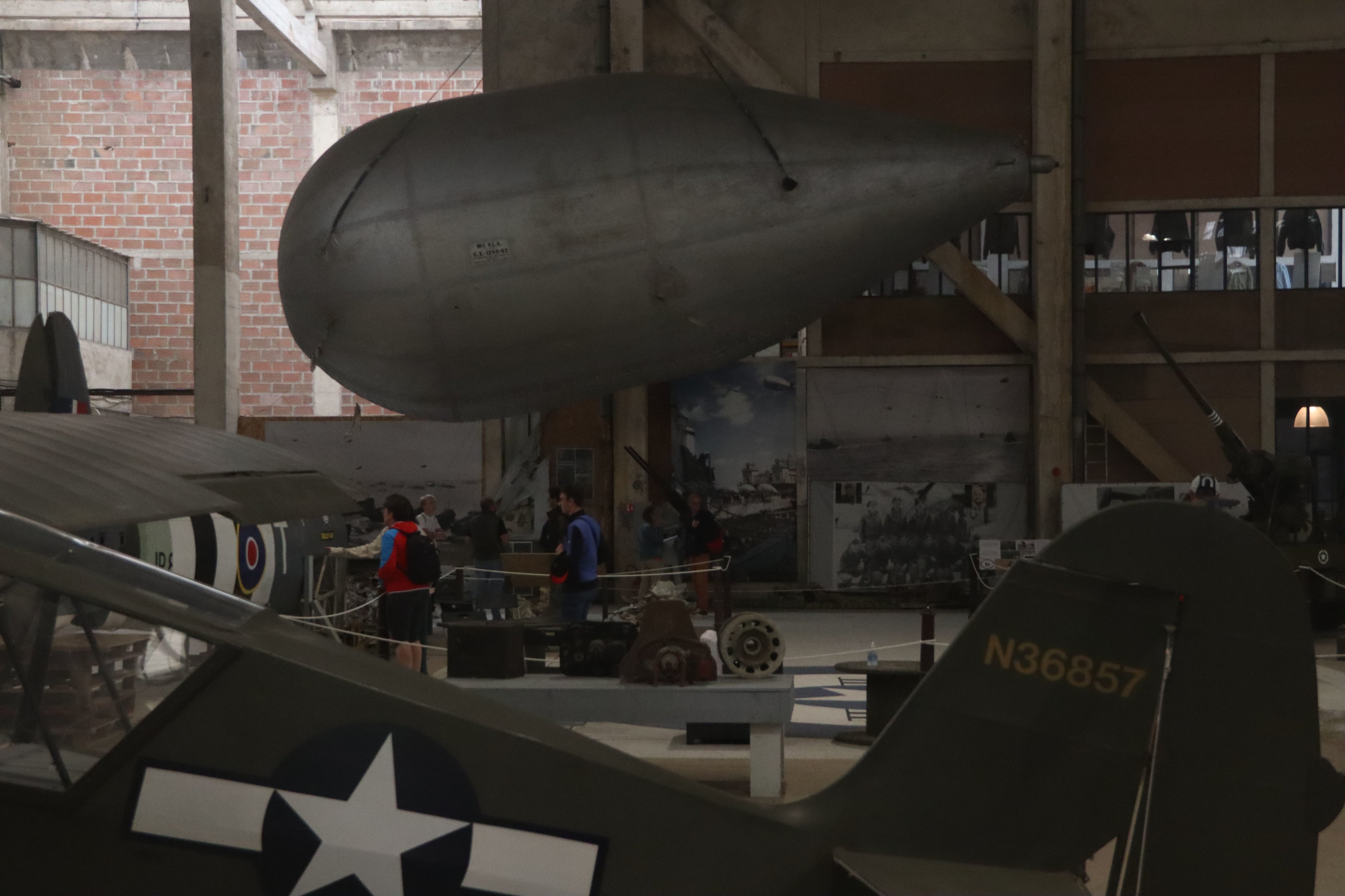 Le ballon de barrage américain du DDay wings museum date de 1943. Usé, il aurait besoin d'une rénovation, pour retrouver, notamment, sa queue, constituée de trois ailerons aujourd'hui trop détériorés pour être montés. LP/Esteban Pinel