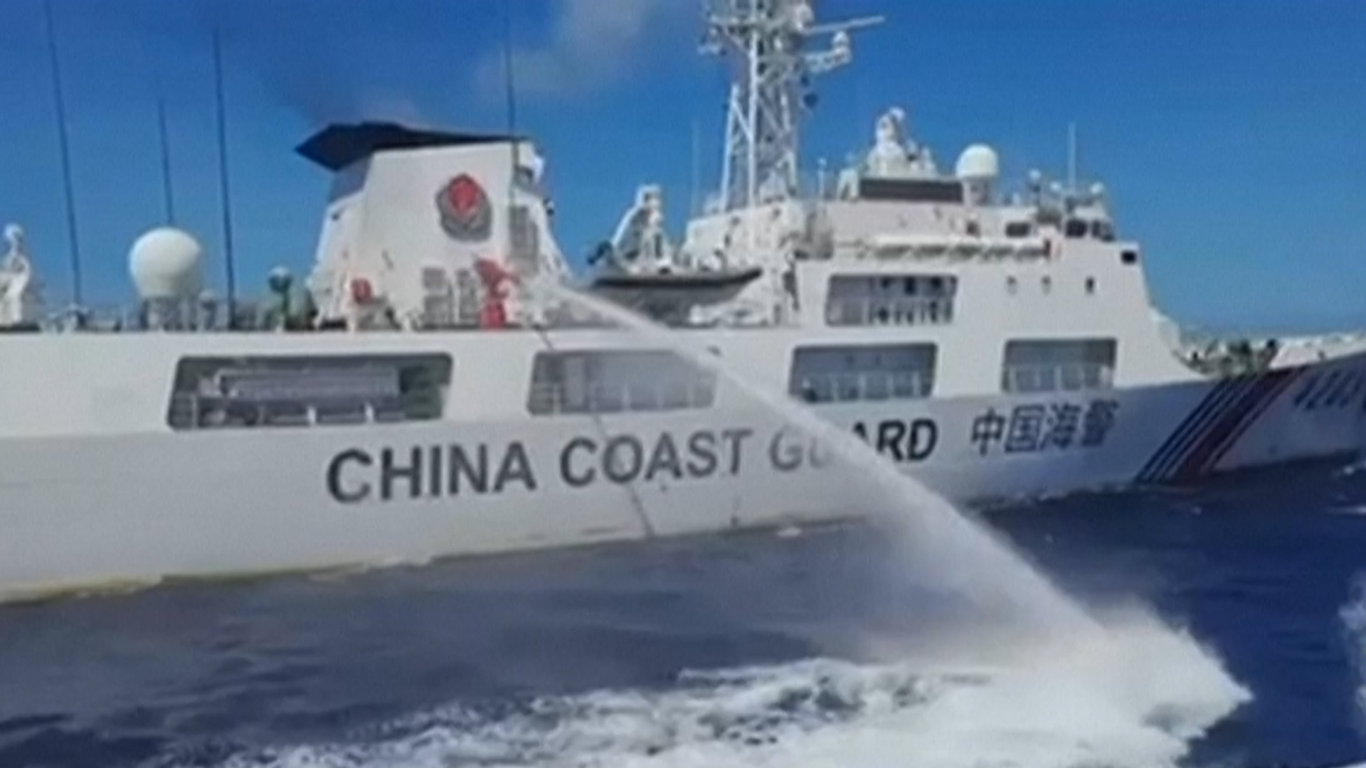 Les garde-côtes chinois repoussent des navires philippins au canon à eau, en mer de Chine méridionale, le 5 août 2023.