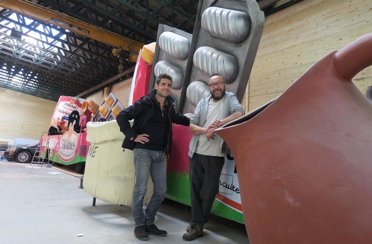 <b></b> Bazoches-sur-Guyonne, le 10 mai. Simon Bezine (à gauche) et Vincent Nevot sont les fondateurs de l’atelier La Fabrik, qui conçoit notamment certains véhicules de la caravane publicitaire du Tour de France.