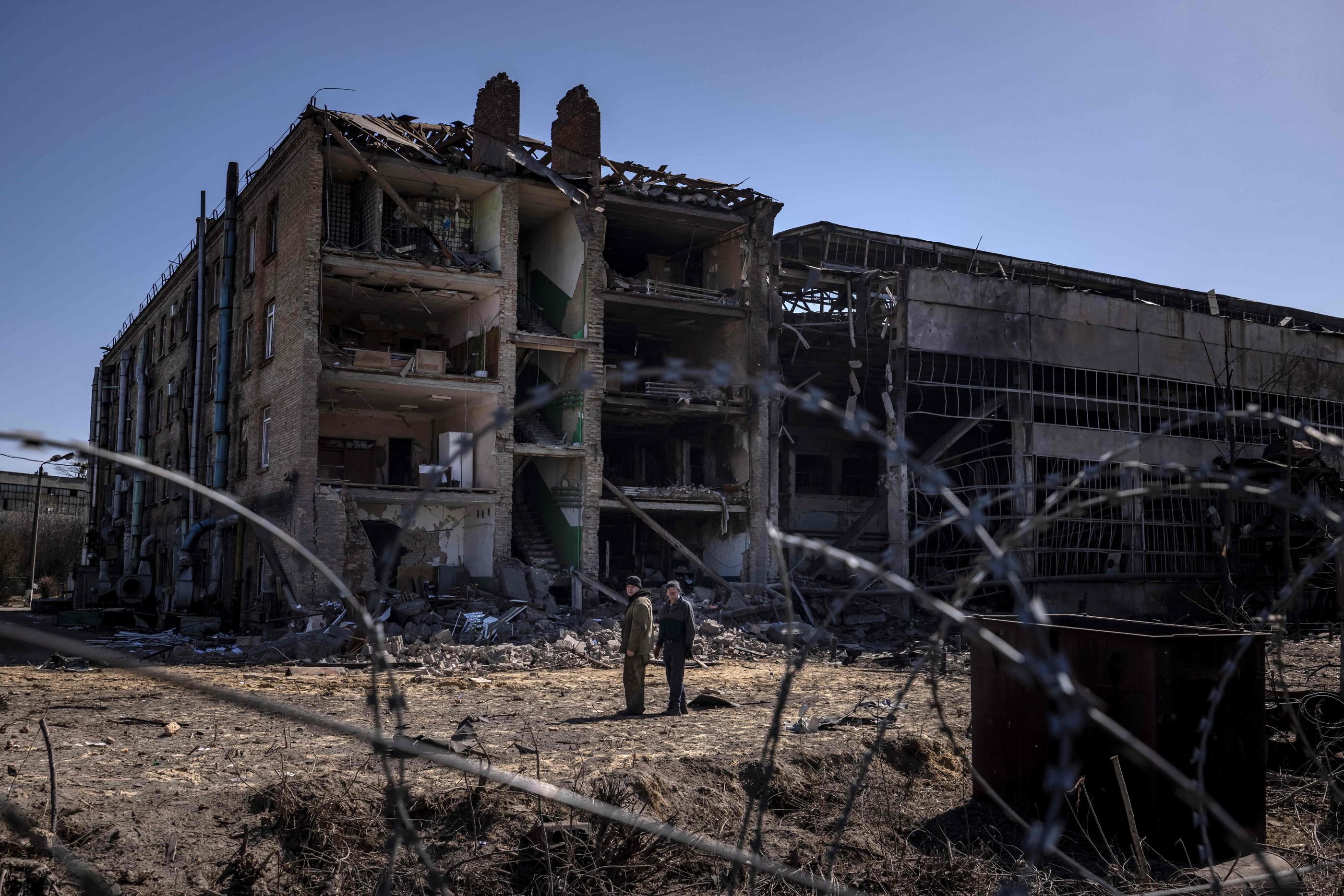 Une usine militaire ukrainienne a été la cible de frappes russes ce vendredi, dans la ville de Vizar, dans la banlieue de Kiev. AFP/Fadel Senna