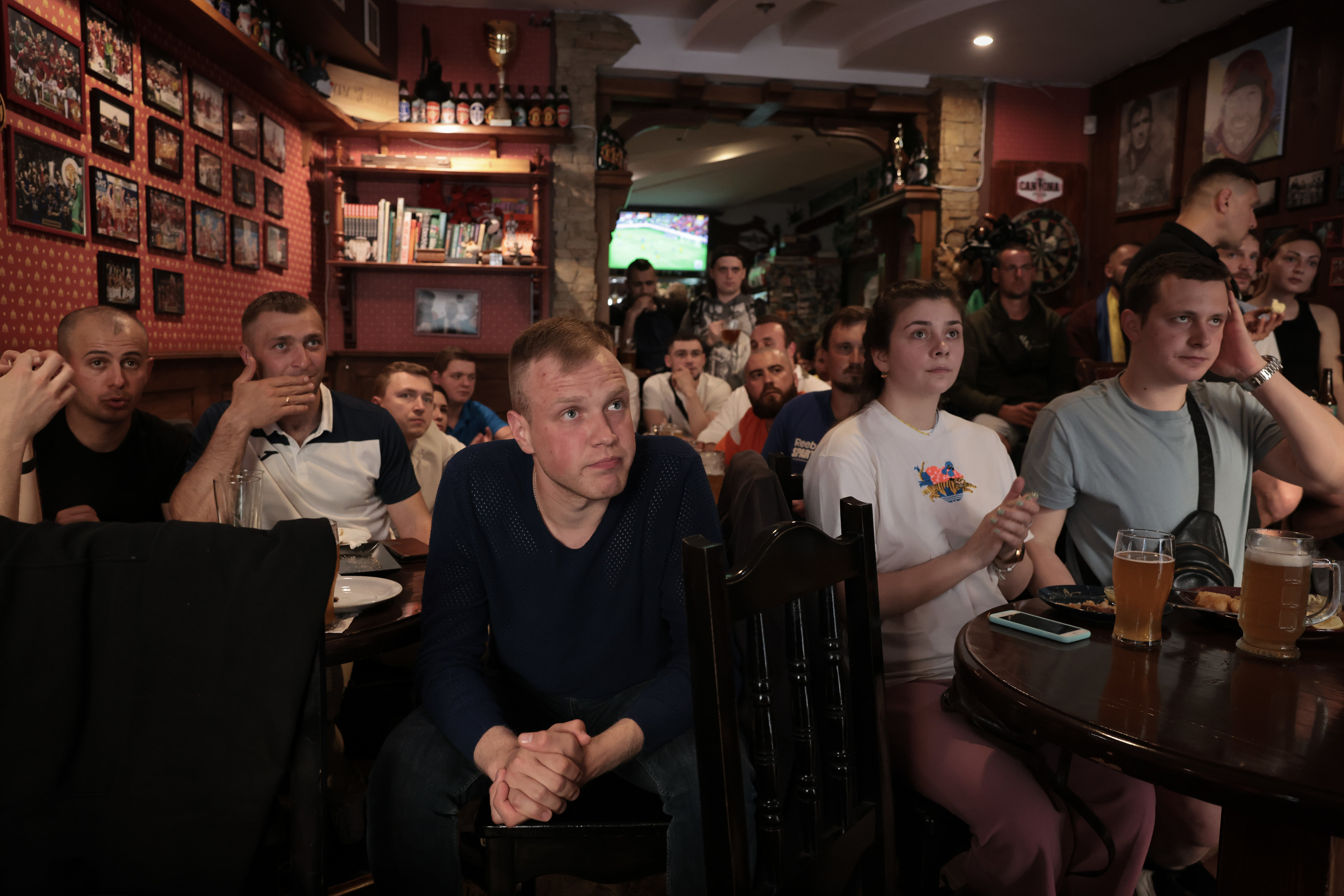 Lviv (Ukraine), le 5 juin 2022. Au «Cantona Pub», 80 supporters ukrainiens ont encouragé leur équipe qui défiait le Pays de Galles. LP/Philippe de Poulpiquet