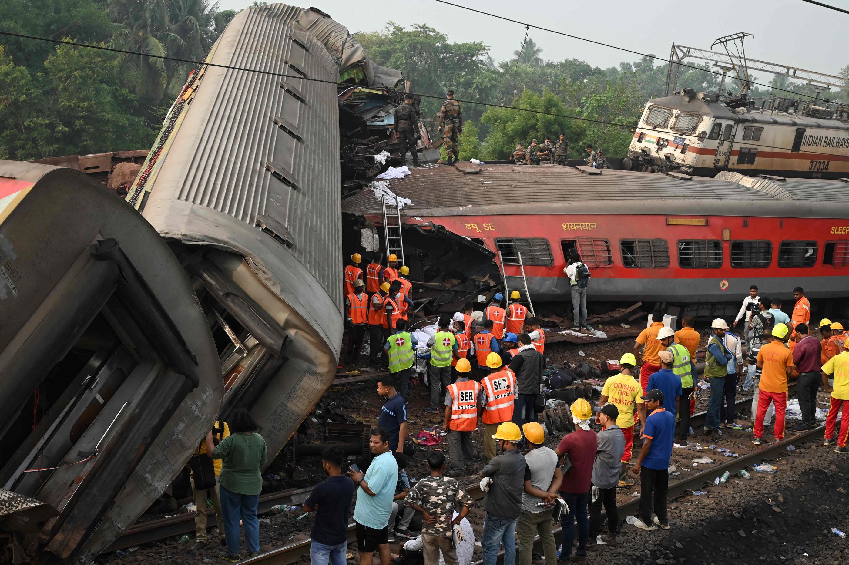 Deux trains de voyageurs sont entrés en collision avec un convoi de marchandises qui stationnait près de Balasore, en Inde ce vendredi. AFP/ DIBYANGSHU SARKAR