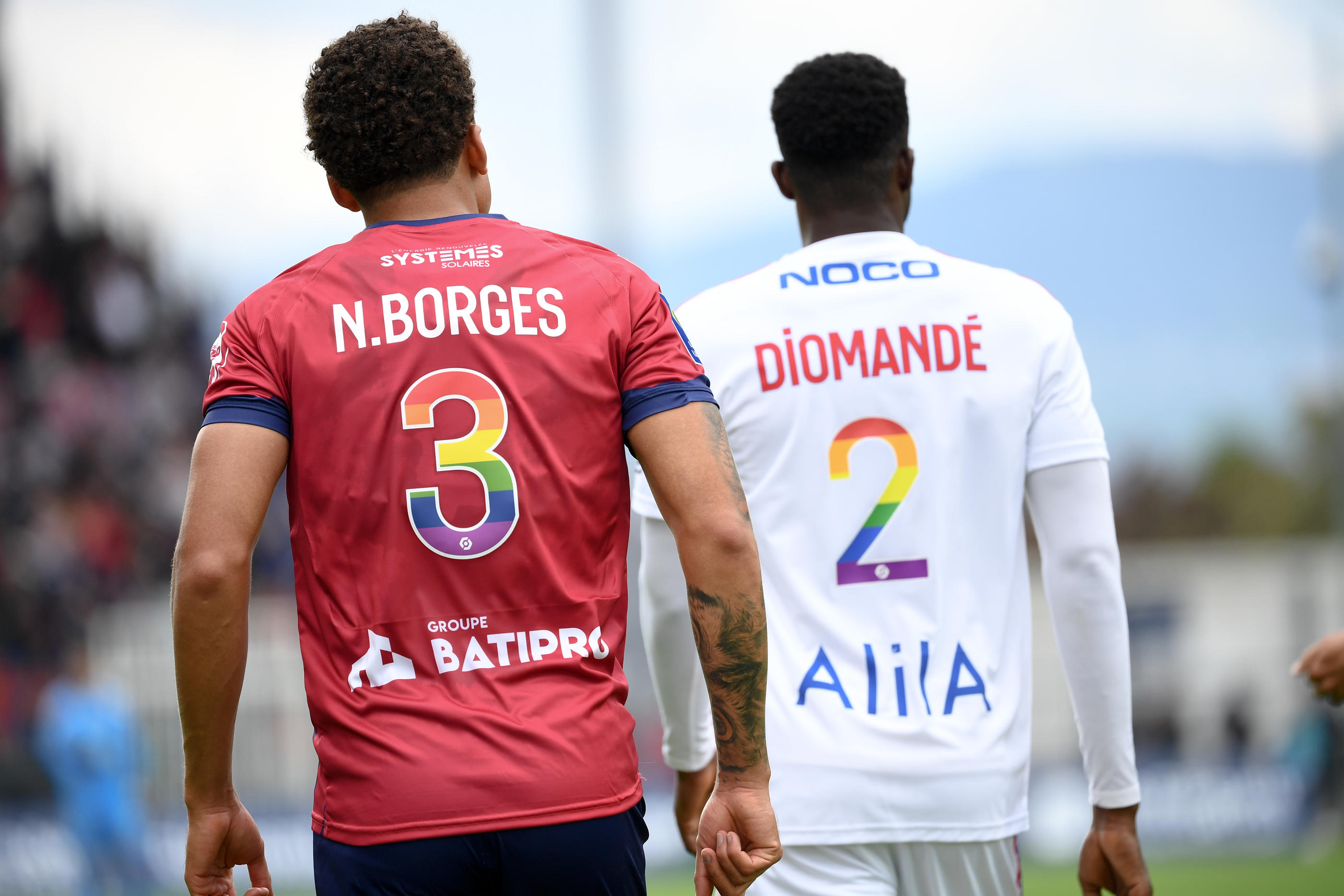 La campagne de la LFP contre l'homophobie, les 13 et 14 mai derniers, a été respectée par la quasi totalité des 756 joueurs pros, comme Neto Borges (Clermont) et Sinaly Diomandé (Lyon). Icon Sport/Christophe Saidi