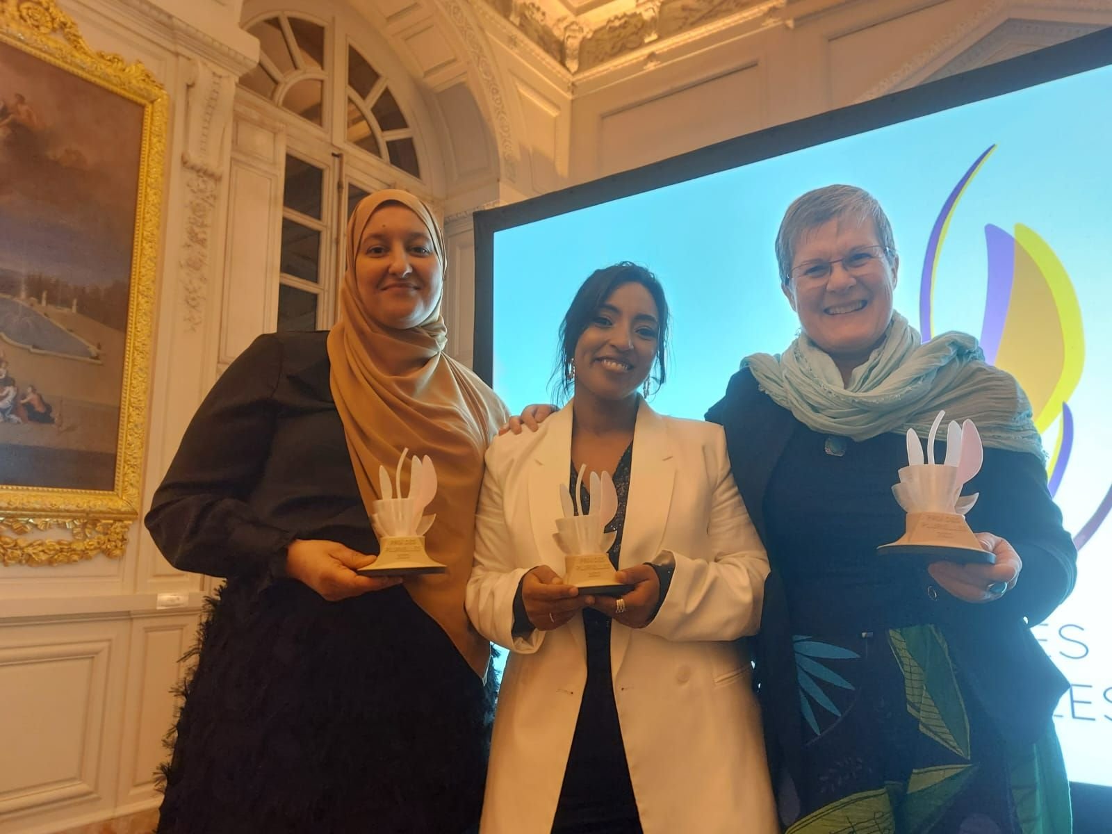 Grand Trianon (Versailles), ce mercredi soir. Faïza Saadan, Siham Yara et Claire-Marie Baron (de gauche à droite) sont les lauréates du premier prix des pluriels, organisée par l'académie du même nom basée aux Mureaux.