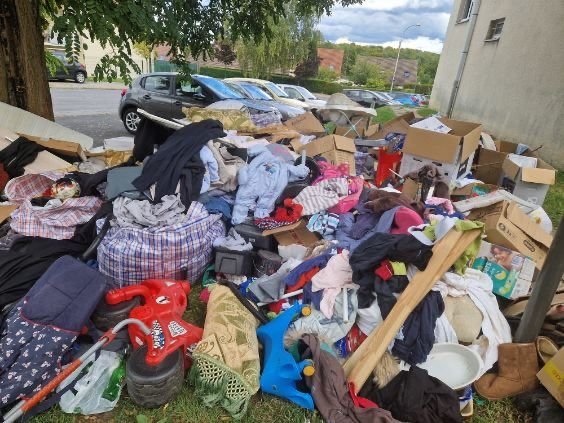 Pont-Sainte-Maxence, le dimanche 8 août. La ville mène une guerre contre les dépôts sauvages. L'auteur de celui-ci devra s'acquitter d'une amende de 135 euros ainsi que de la facture de son enlèvement. DR.