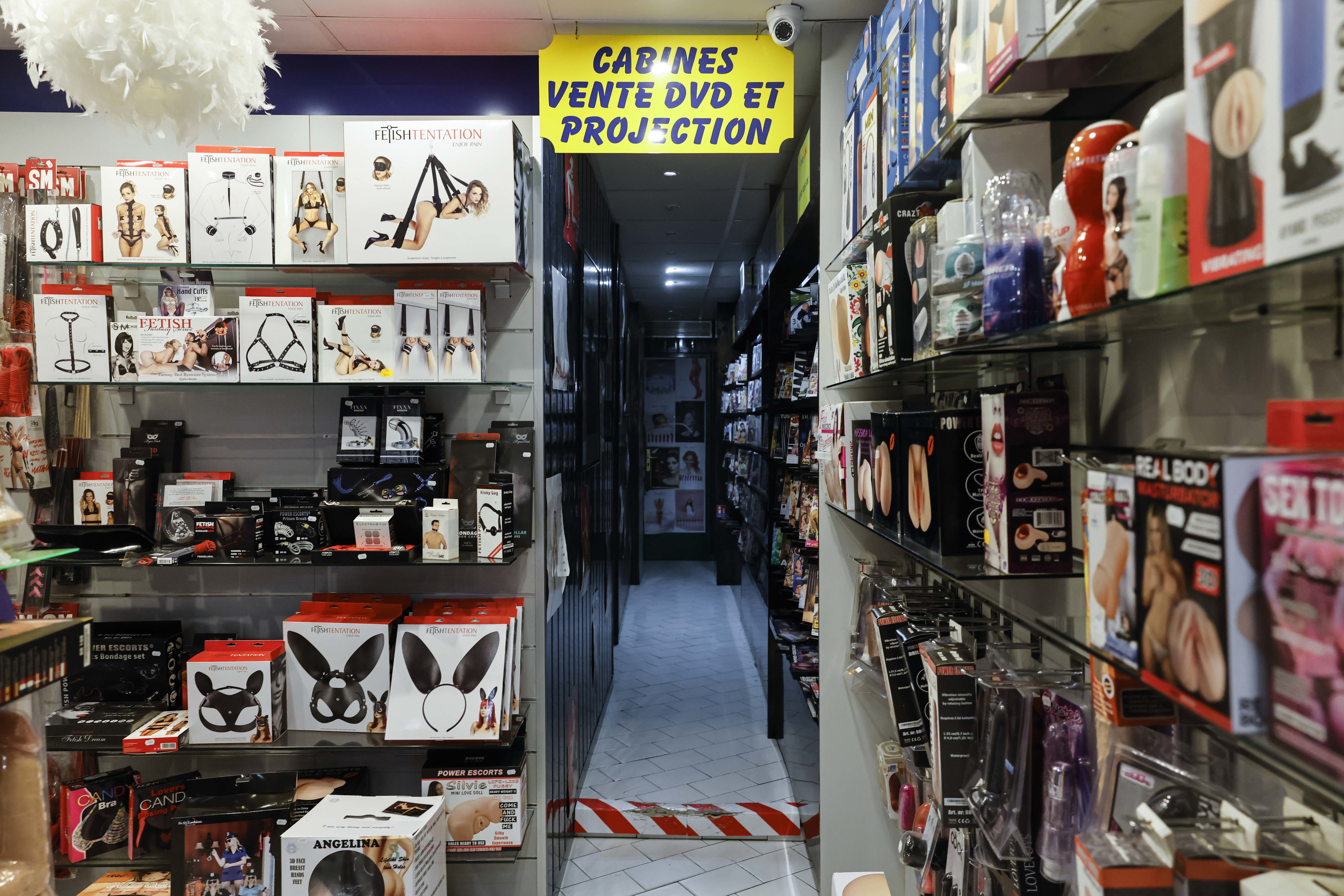 De Pigalle à la rue Saint-Denis, le crépuscule des sex-shops, commerces en  voie de disparition - Le Parisien