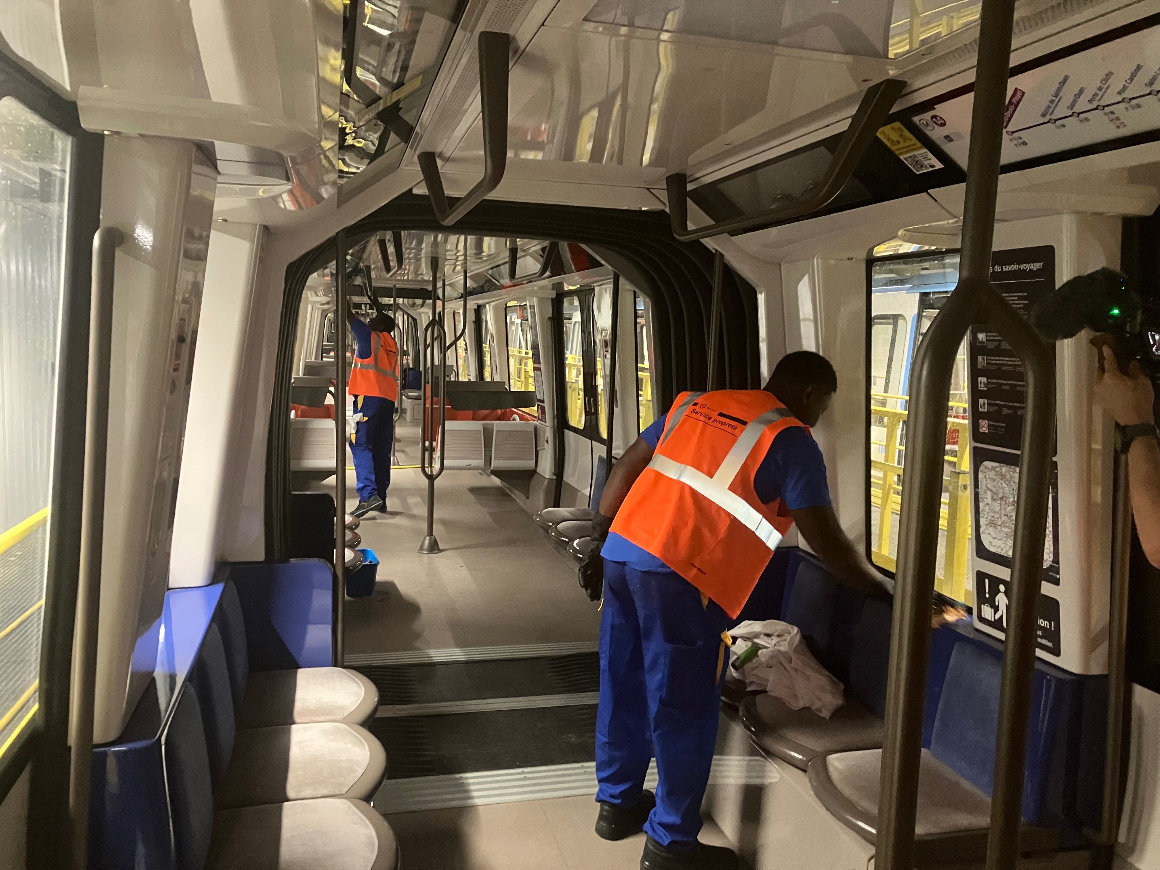 Saint-Ouen (Seine-Saint-Denis), mardi 2 juillet. Les rames subissent ce nettoyage en profondeur tous les quinze jours. LP/Marie-Anne Gairaud