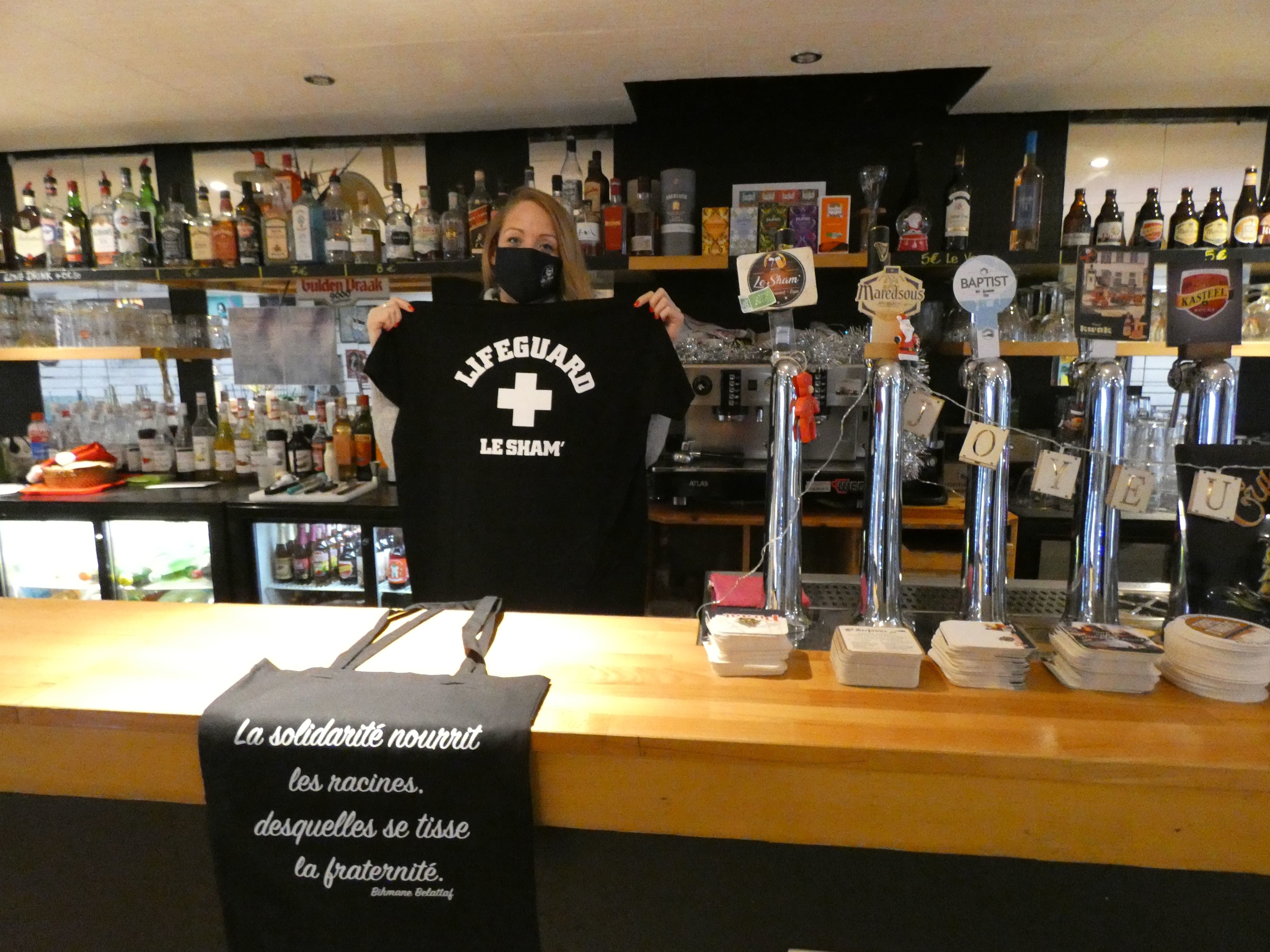 Palaiseau (Essonne), le 17 décembre 2021. Grâce à une cagnotte solidaire, Élise Bainville, gérante du Shamrock-Kfé, n’aurait «jamais pu rouvrir». Ce tee-shirt avec la mention lifeguard (garde du corps) a été offert à des donateurs. LP/Cécile Chevallier