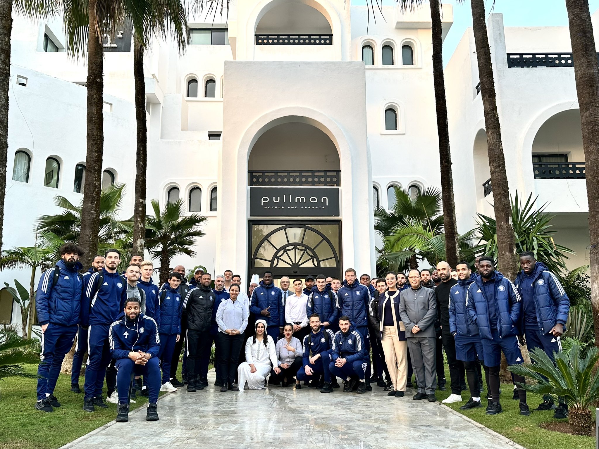 A Casablanca (Maroc), les joueurs du FC Versailles posent devant l'hôtel Pullman Mazagan qui les a accueillis durant leur stage de six jours. FC Versailles/Twitter