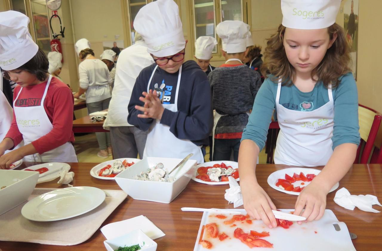 <b></b> Etampes, ce mardi. Une classe de CM1 de l’institut Jeanne d’Arc a participé à un atelier de cuisine autour de tomates cultivées dans le département par un producteur de Saulx-les-Chartreux. 