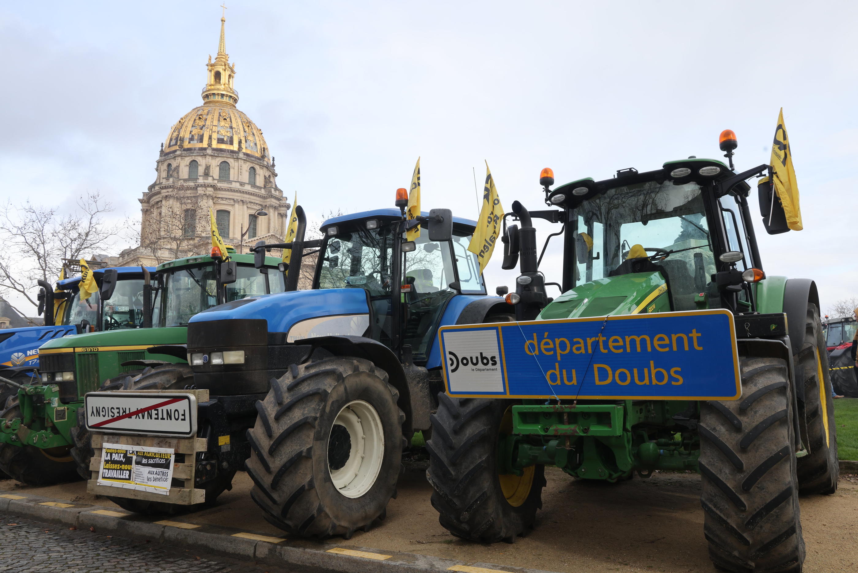 Ce vendredi, à la veille du Salon de l’agriculture, des agriculteurs ont exprimé leur mécontentement devant les Invalides, place Vauban (Paris VIIe), avec une cinquantaine de tracteurs. LP/Philippe Lavieille