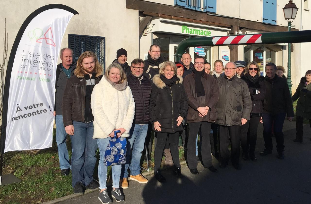 <b></b> Périgny-sur-Yerres, le 18 janvier. Arnaud Védie (au centre, écharpe noire), ici avec son équipe, est parti régulièrement à la rencontre des habitants durant cette campagne où il est l’unique candidat.