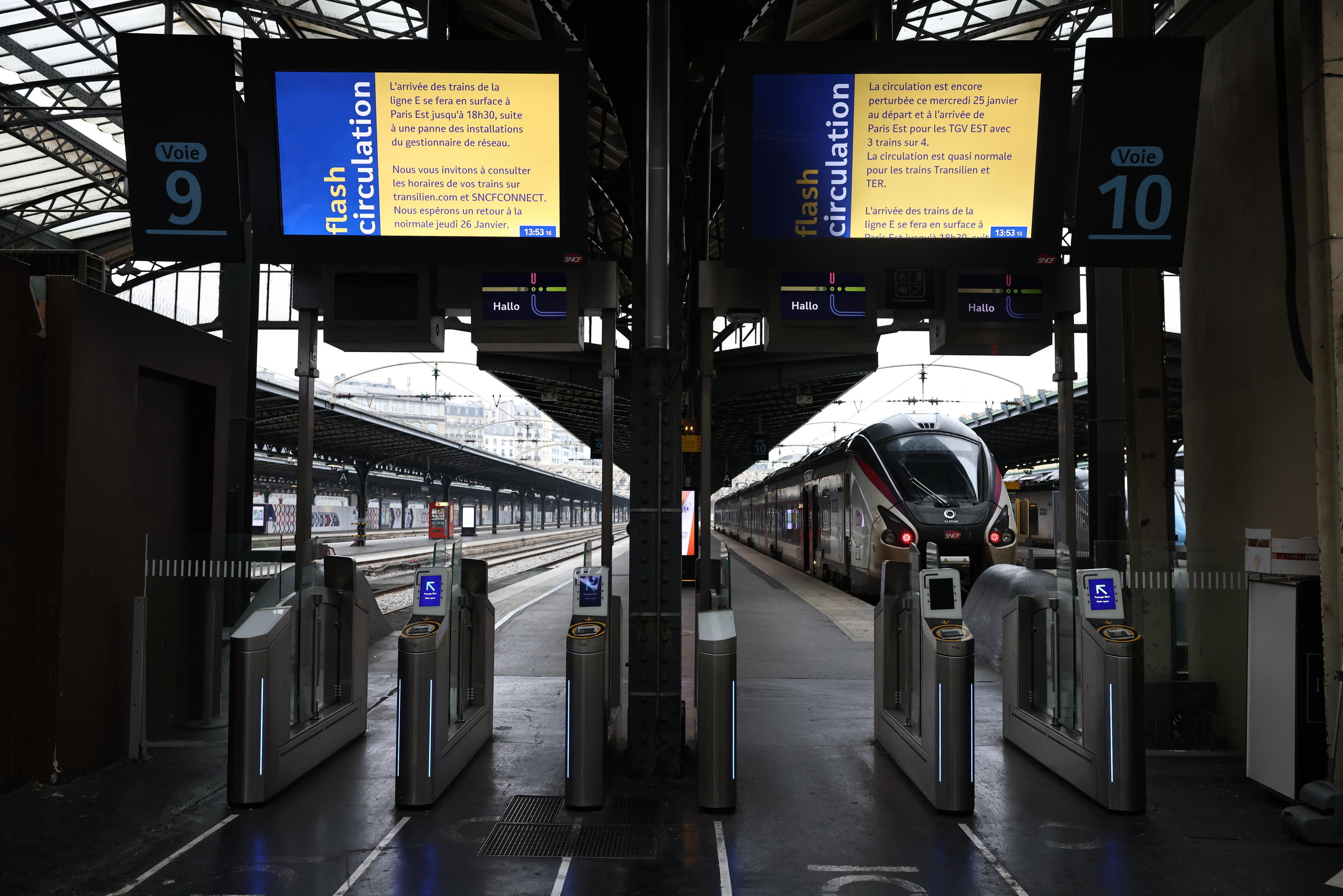 Plus aucun TGV, Intercités, TER ou Transilien ne pouvait partir ou arriver de la gare de l’Est mardi, et le trafic était encore perturbé mercredi, après l'acte de «sabotage» dénoncé par la SNCF sur un poste d'aiguillage de Vaires-sur-Marne, dans la nuit. LP/Frédéric Dugit