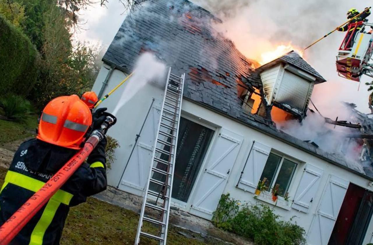 <b></b> Ozoir-la-Ferrière, ce dimanche. Les pompiers en intervention sur le pavillon en flammes, allée du Val de Loire.