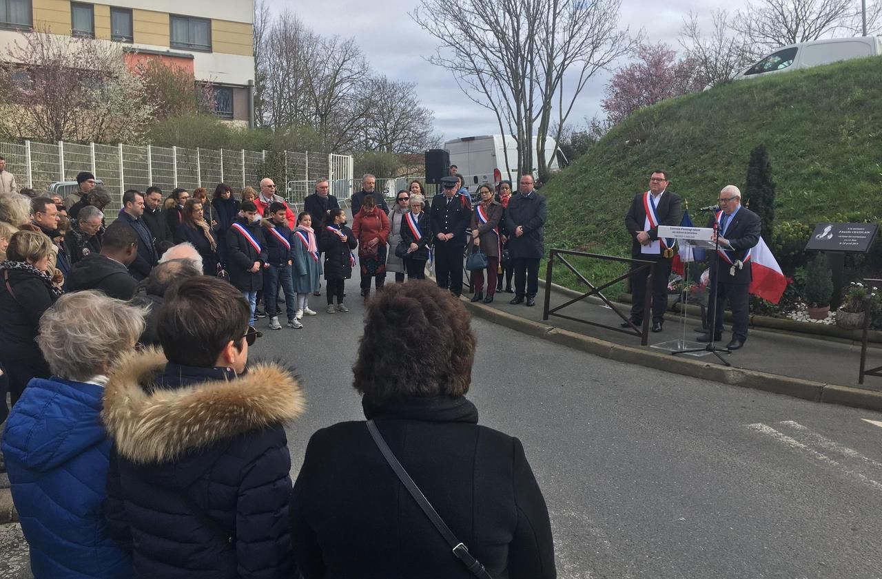 <b></b> Villejuif, mercredi 11 mars. Le maire de Villejuif, Franck le Bohellec, rend hommage à Aurélie Chatelain et Janusz Michalski, tous deux assassinés par des terroristes, en présence de leurs familles.