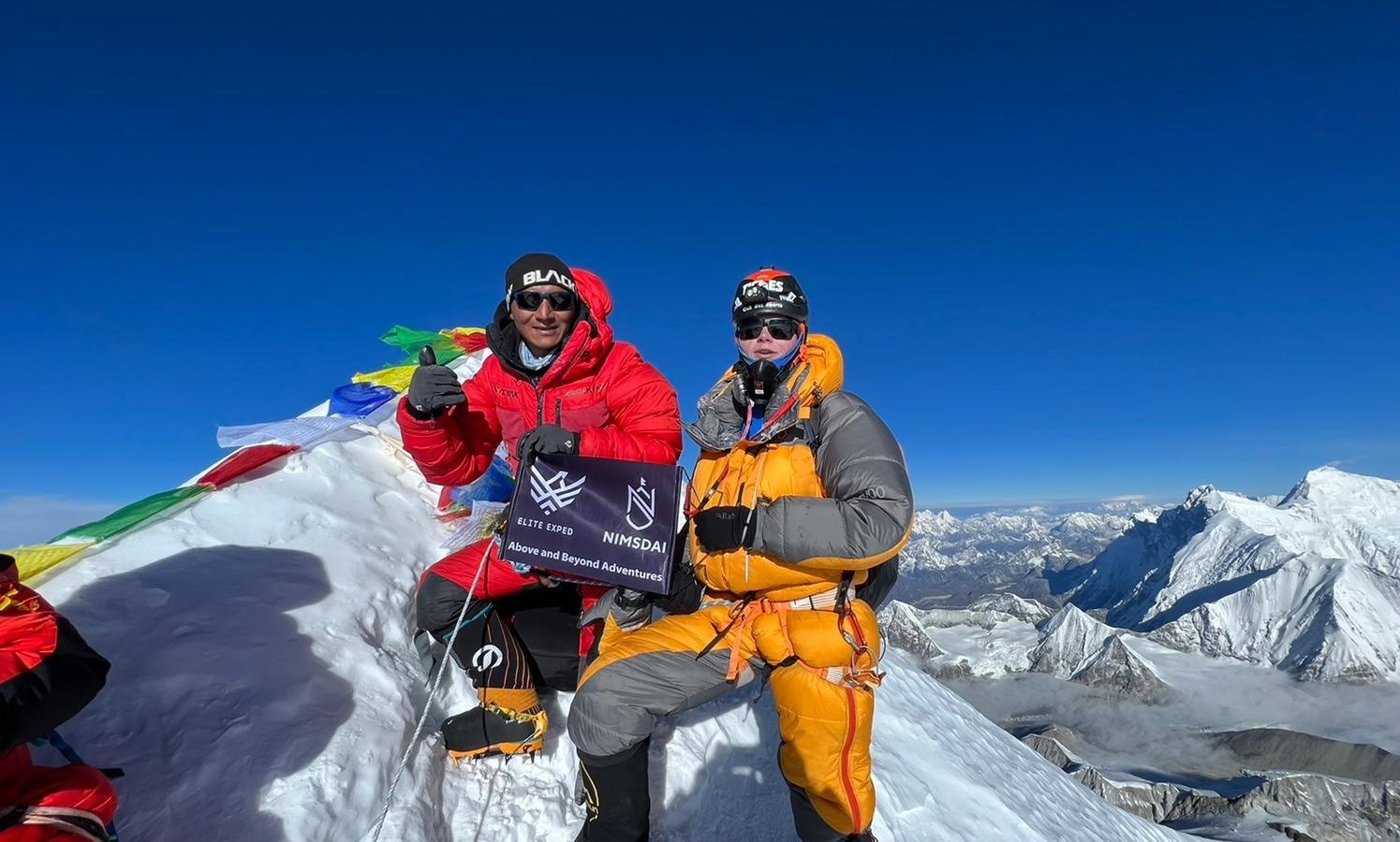 «À 8 000 m, le corps meurt petit à petit», rappelle Alasdair McKenzie (en jaune, en haut du Makalu, au Tibet, en mai 2022), qui, à 19 ans, est déjà un habitué des sommets. DR