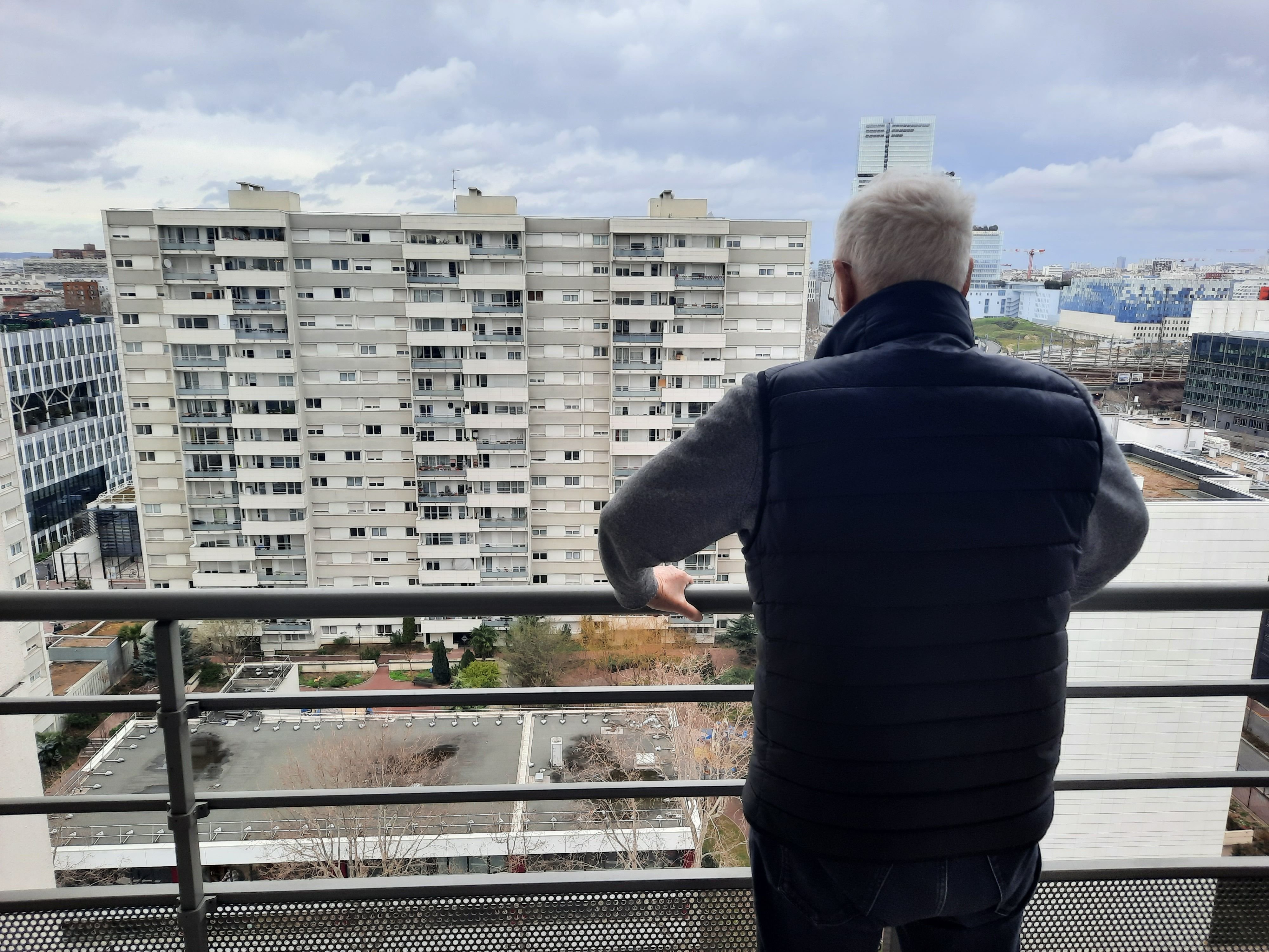 Levallois-Perret, lundi 13 mars 2023. De son balcon au 14e étage de l'immeuble de la rue Victor-Hugo, Jean-Luc se remémore l'incroyable sauvetage de sa femme de ménage. LP/Lise Tavelet
