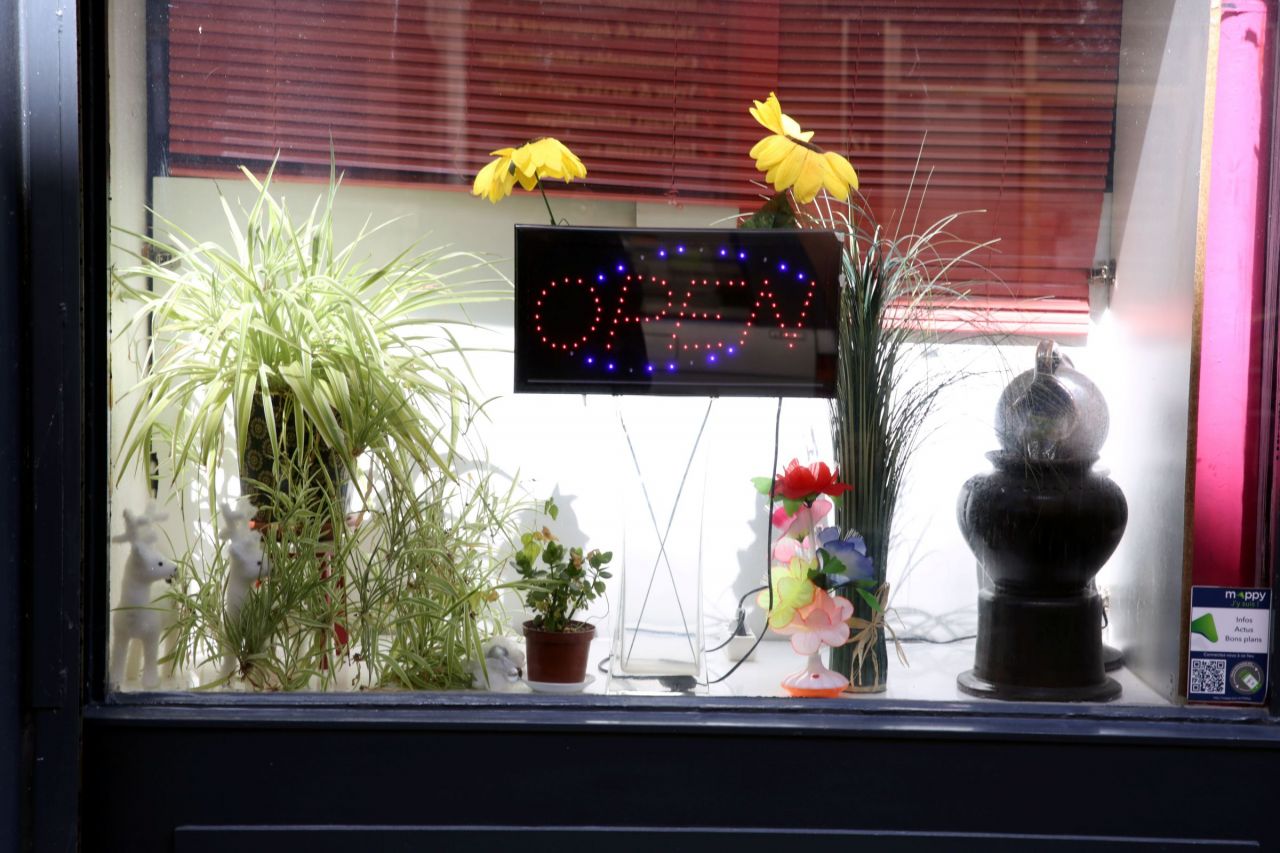 Paris. Les signes distinctifs des salons de massage derrière lesquels se cachent des activités de prostitution sont toujours les mêmes : néon, pas de vue sur l'intérieur. (Archives) LP/Yann Foreix