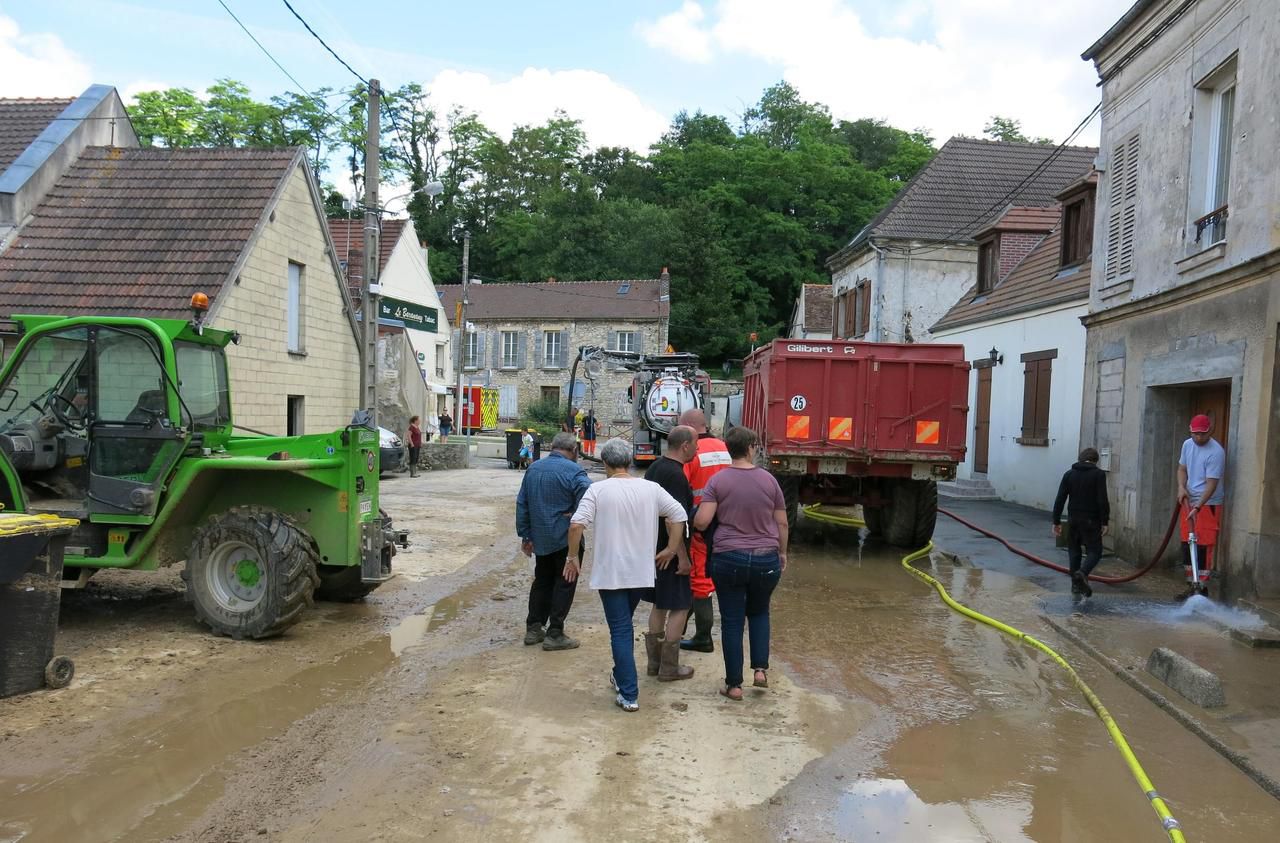 <b></b> Nanteuil-le-Haudouin, ce jeudi. Les agents de la ville et un agriculteur sont venus en aide aux habitants. 