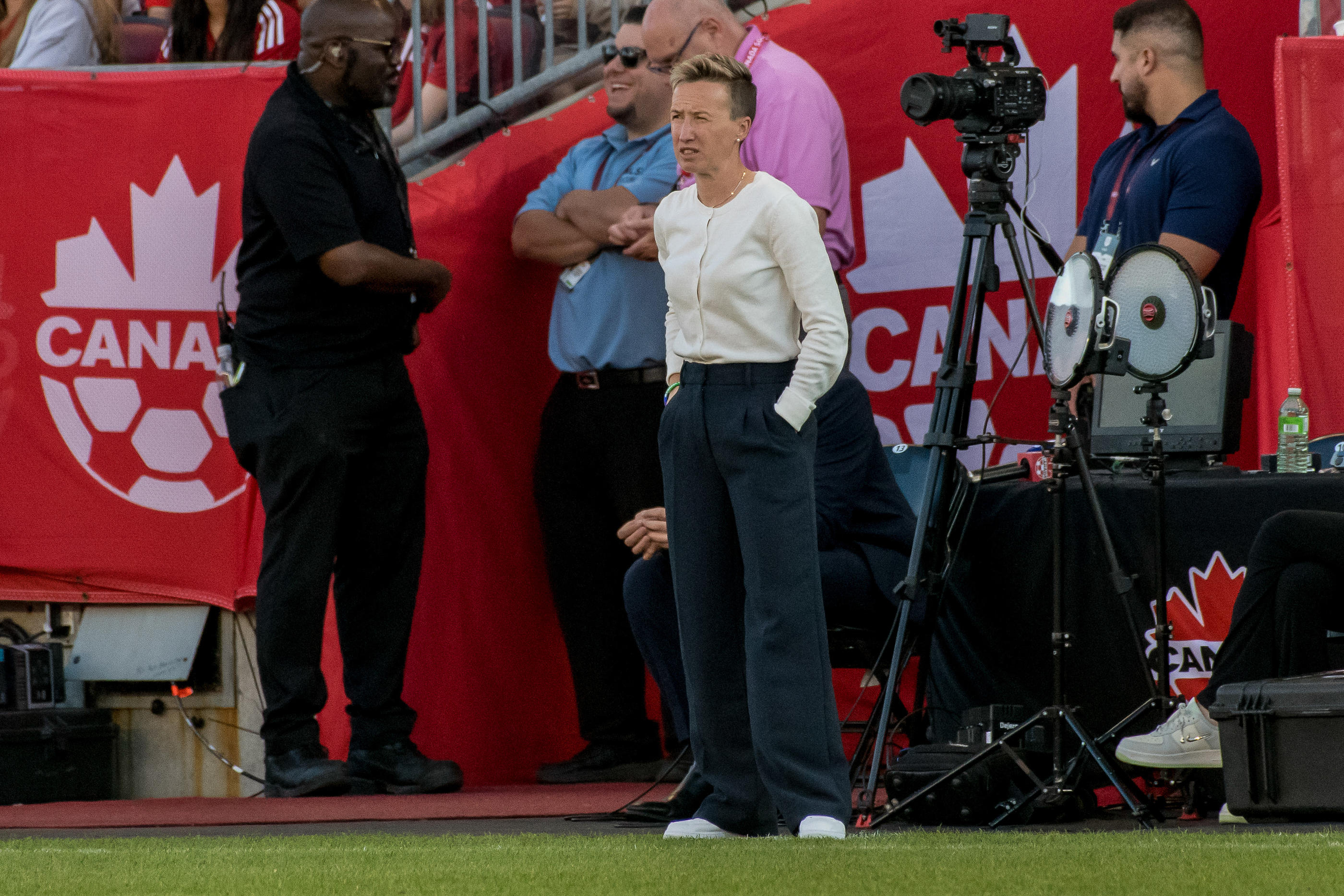 La sélectionneuse canadienne Bev Priestman a annoncé qu'elle allait se retirer du match d'ouverture de son équipe contre la Nouvelle-Zélande. IconSport/ Angel Marchini