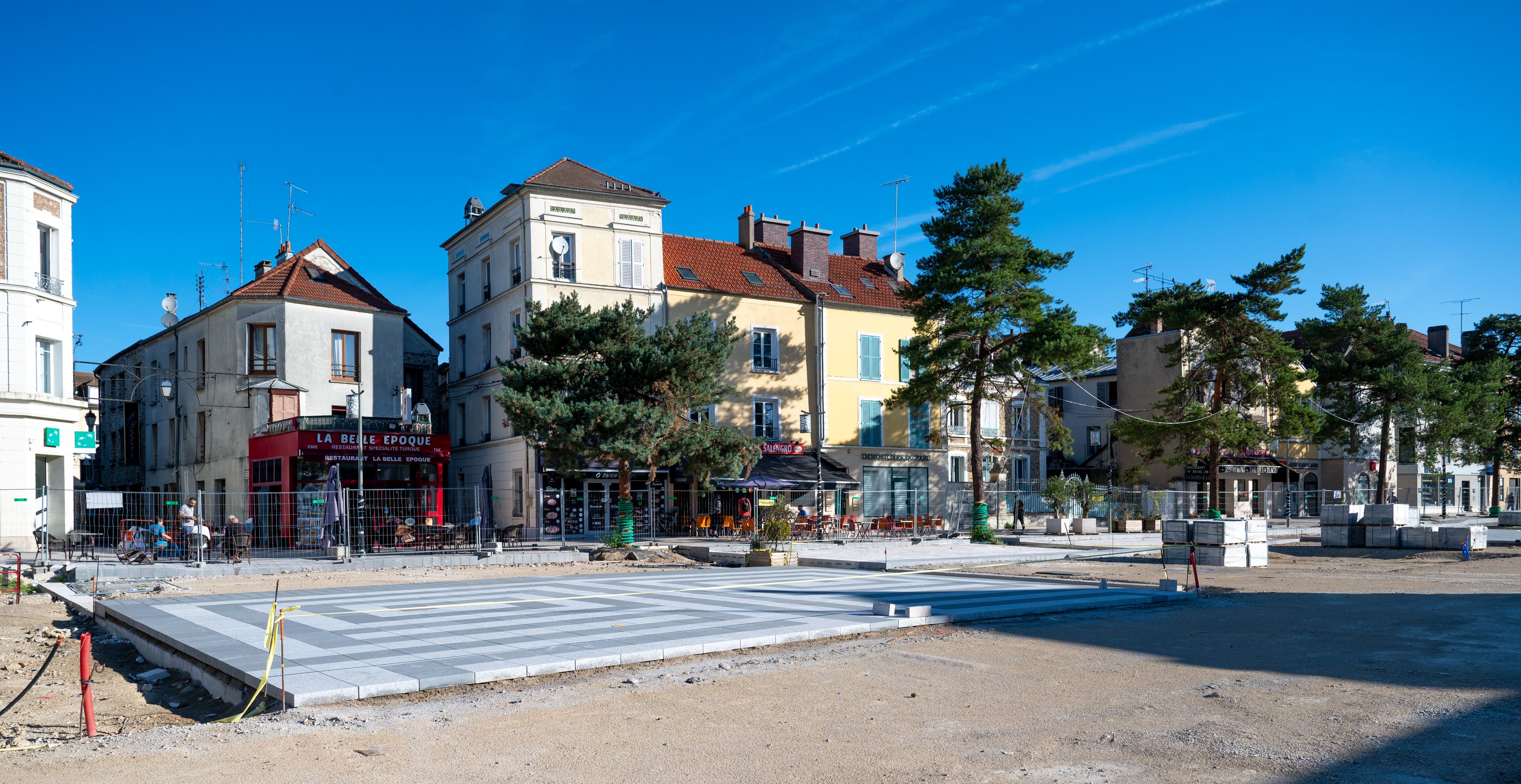 A Corbeil-Essonnes, les travaux sur la place du Comte Haymon battent leur plein mais ceux de la halle pourraient être retardés avec le report de la subvention du département. Lionel Antoni