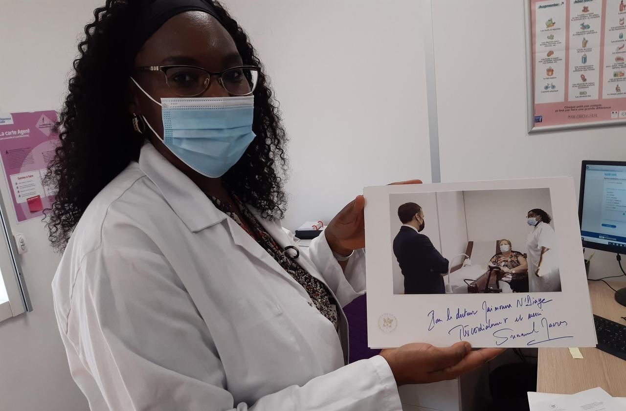 <b></b> Bobigny, ce mardi 30 mars La docteure Maïmouna N'Diaye a reçu une photo de remerciement de l'Elysée. Depuis le 15 février, la CPAM propose des rendez-vous de vaccination aux plus de 75 ans en les appelant directement à leur domicile. 