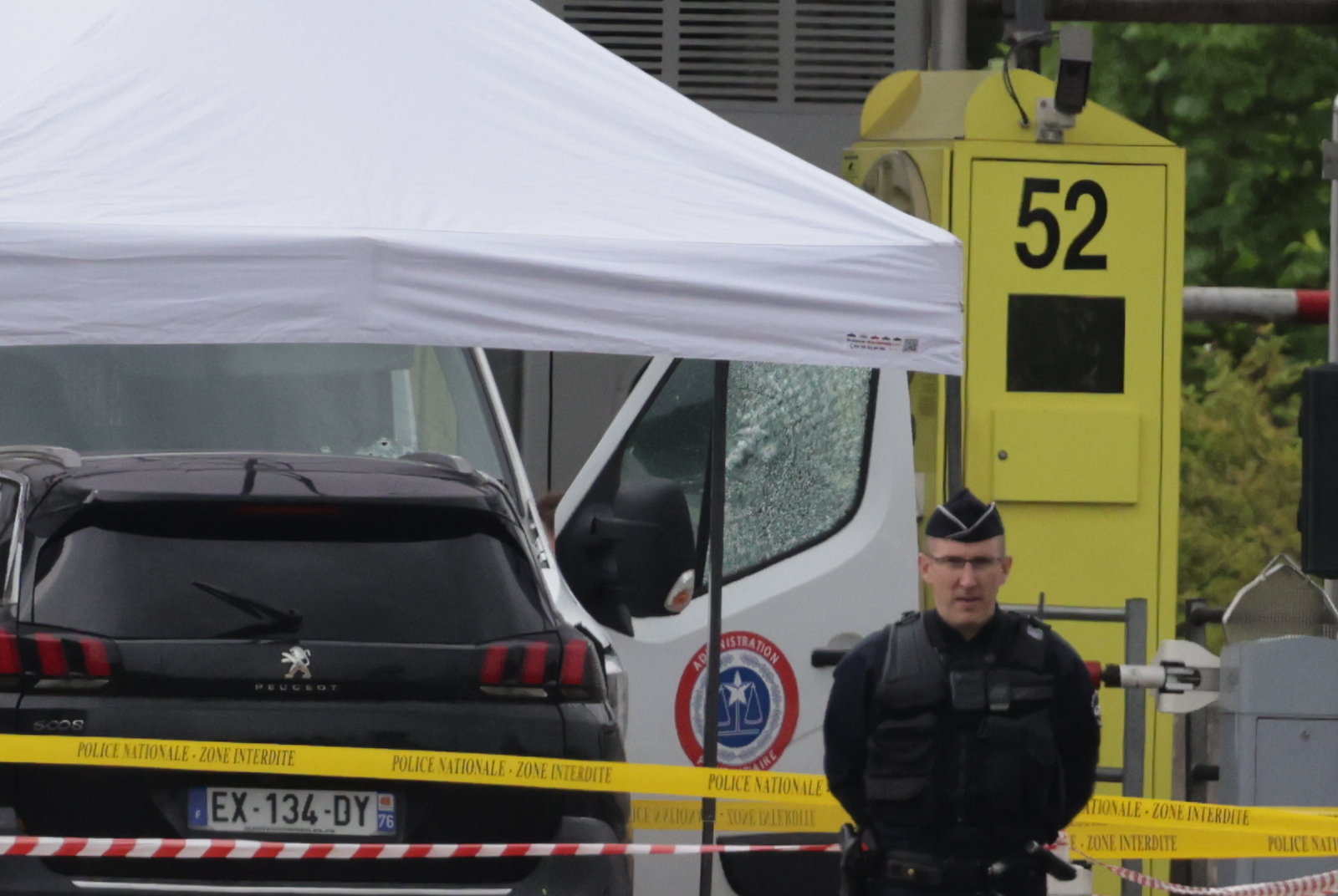 Un fourgon pénitentiaire a été attaqué, ce mardi 14 mai, un peu après 11 heures, sur l'autoroute A154 dans la commune de Val-de-Reuil (Eure). LP/Olivier Arandel
