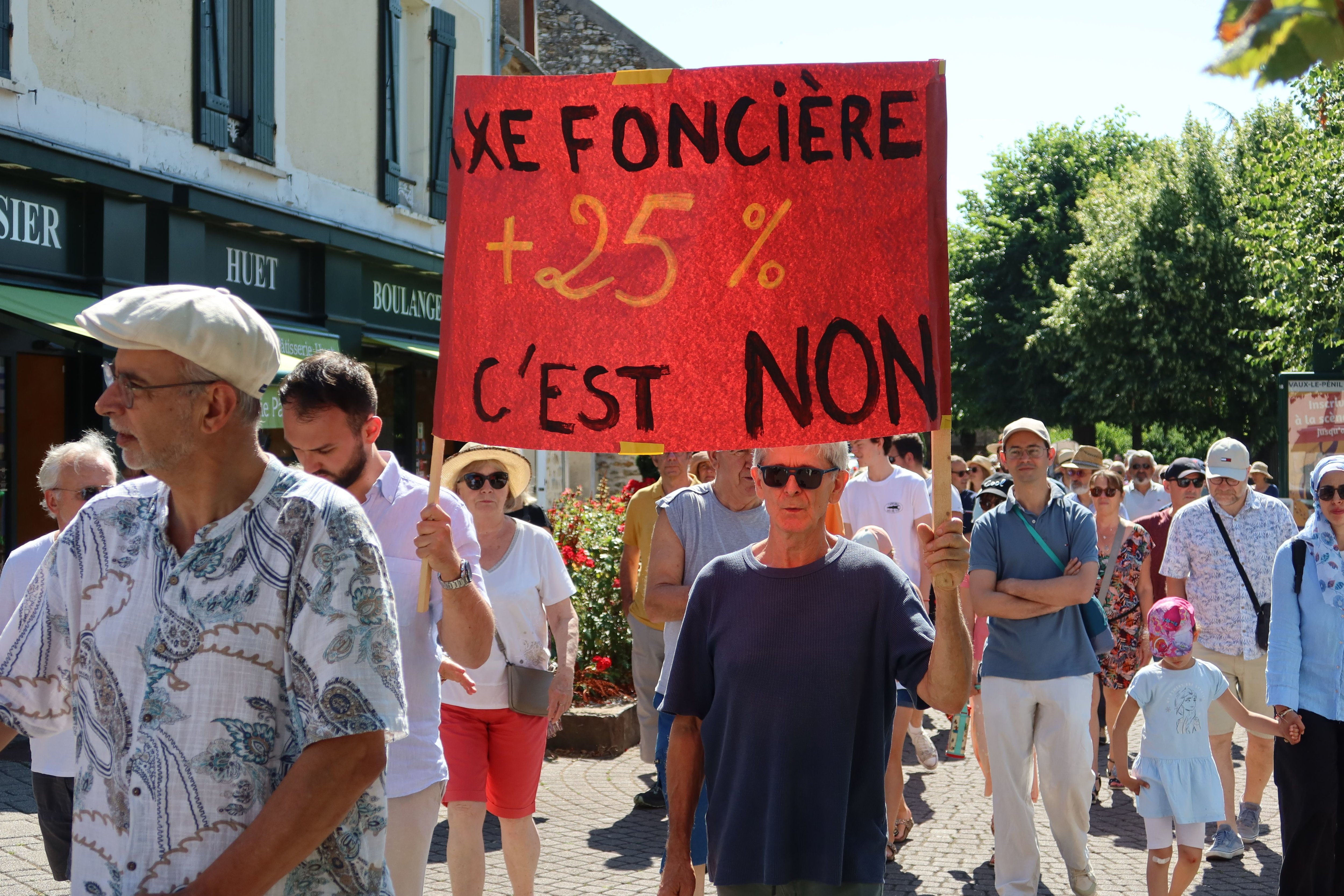 Vaux-le-Pénil, dimanche 25 juin 2023. Plus de 200 habitants ont manifesté contre le projet du maire de déménager la mairie et financer ce projet par la hausse de la taxe foncière. Les élus d'opposition Nupes et LR se sont joints au mouvement. LP/Sébastien Roselé