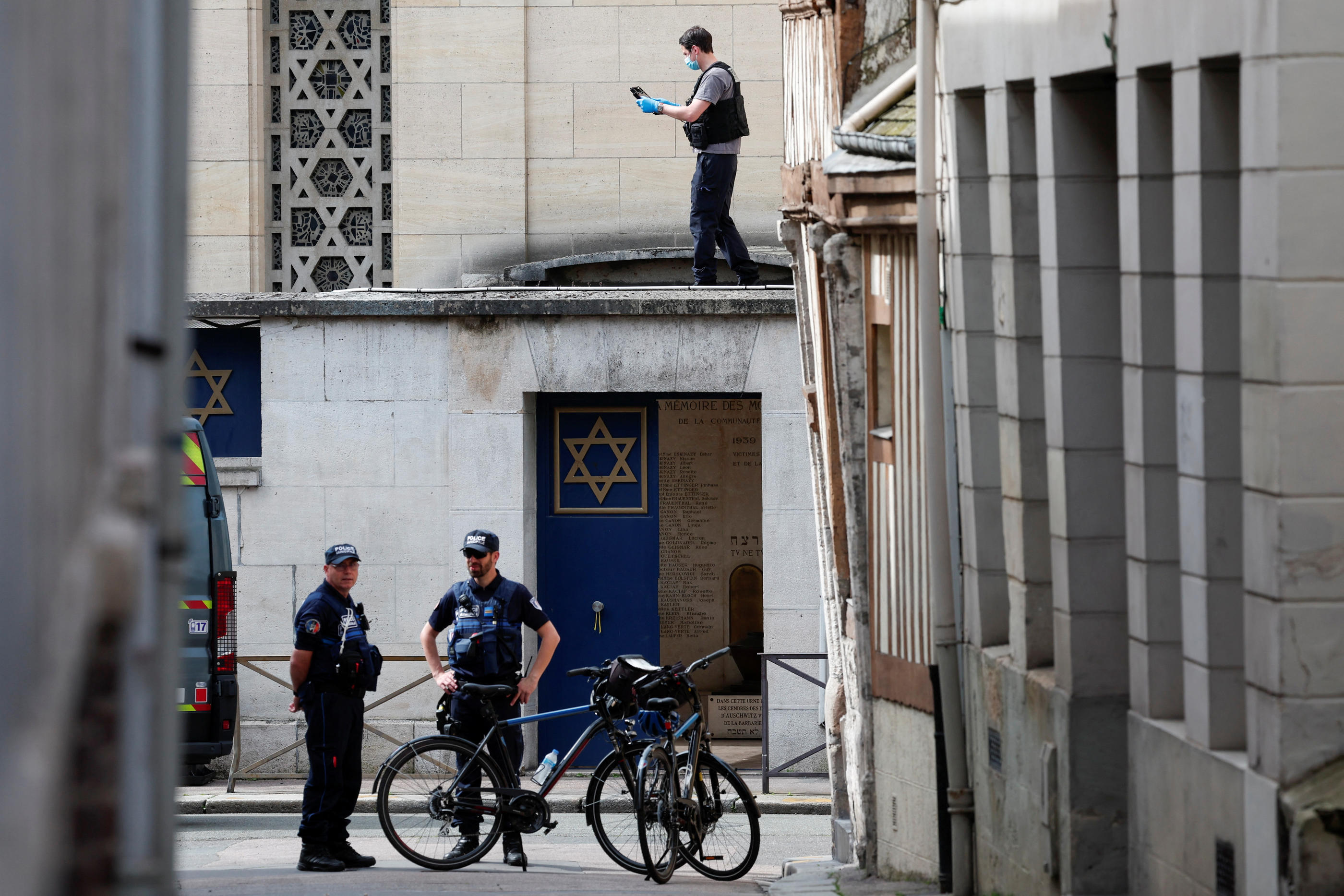 Un homme a été abattu par la police tôt vendredi matin après avoir tenté d'incendier la synagogue de Rouen. REUTERS/Gonzalo Fuentes