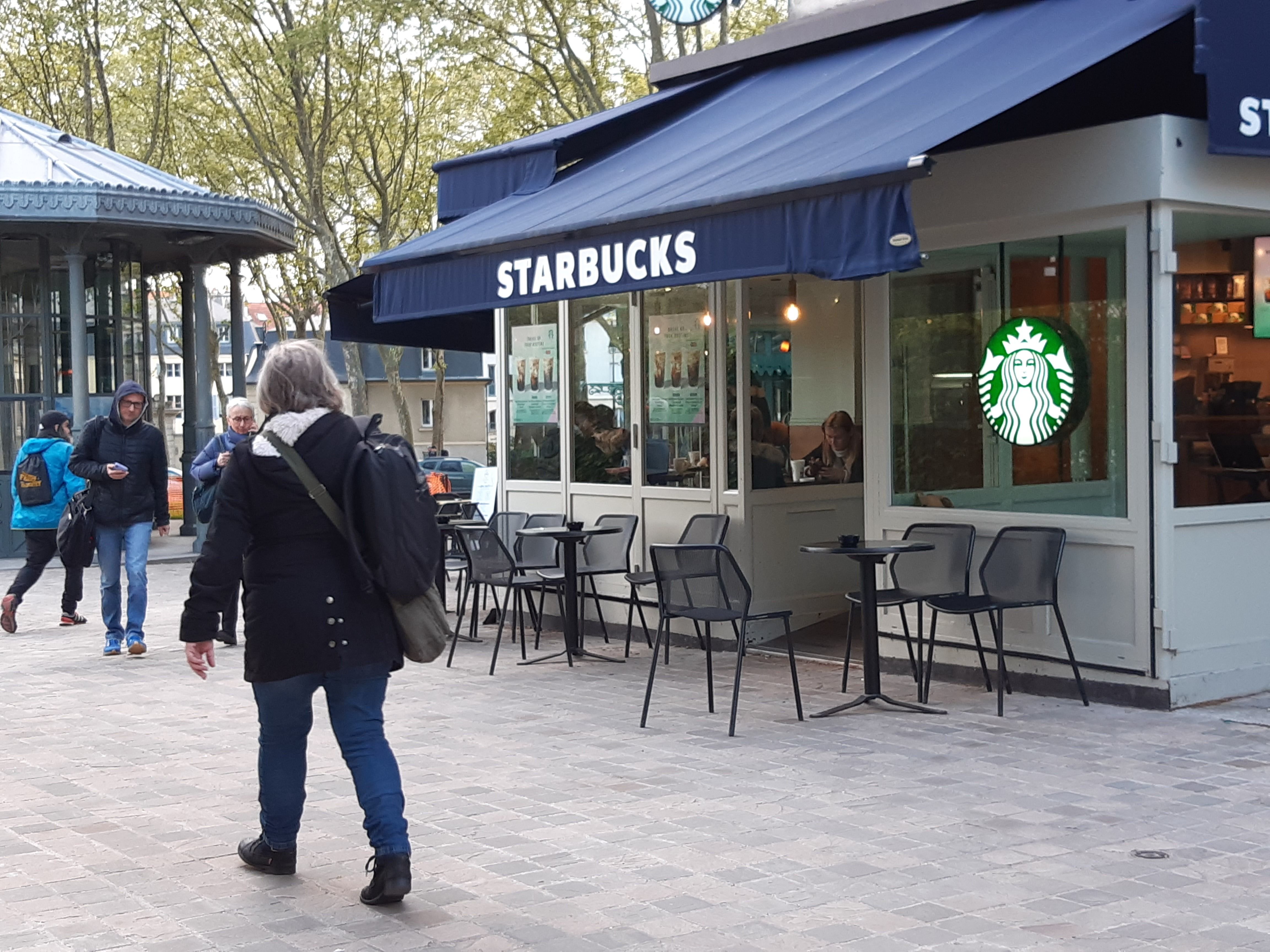 Versailles (Yvelines), le 22 avril 2024. Starbucks, déjà implanté place Lyautey, en face de la gare Versailles - Château, va ouvrir un autre établissement rue de la Paroisse. Les bistrots voisins ne se disent pas inquiets. LP/Véronique Beaugrand